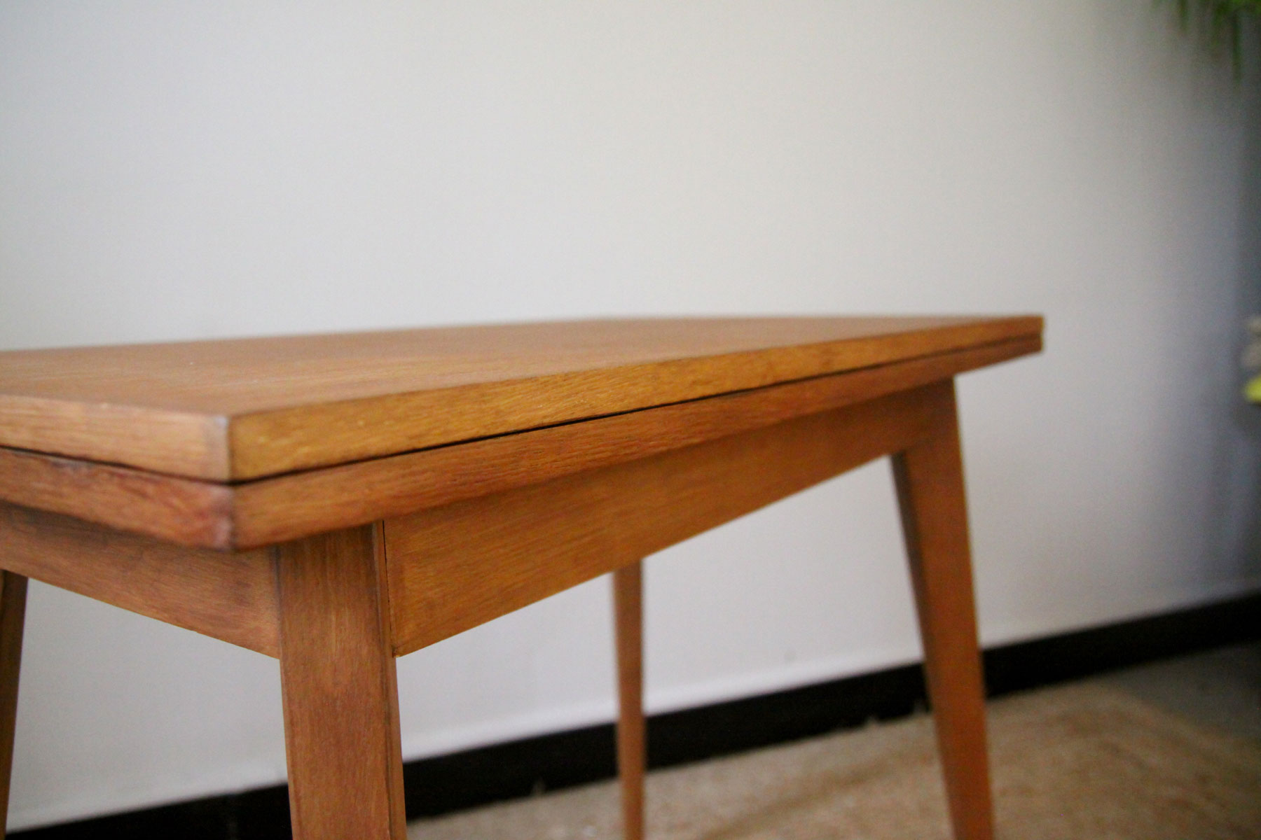 Scandinavian-style system table