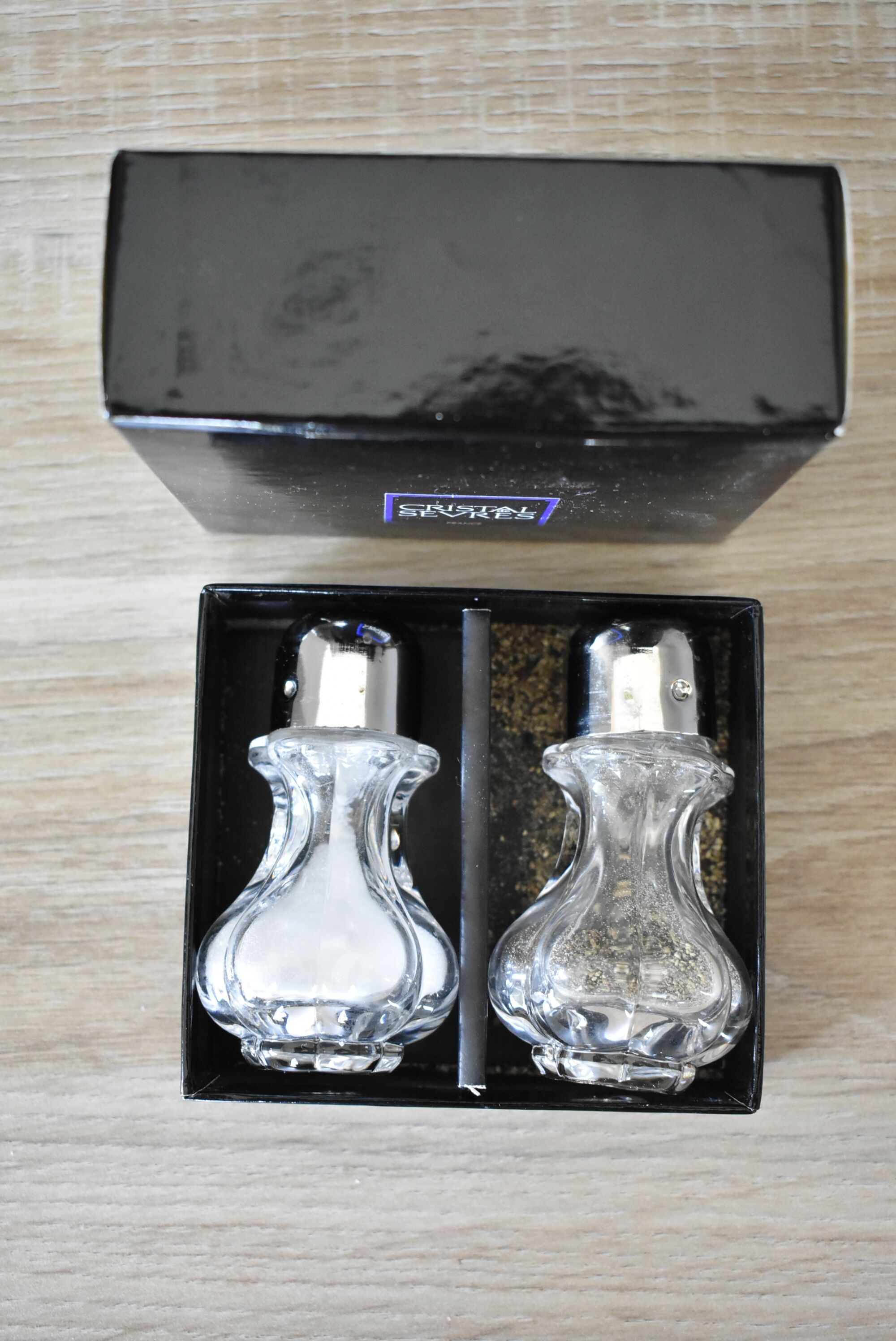 Duo salt shaker & crystal pepper maker of Sèvres Mle Choiseul