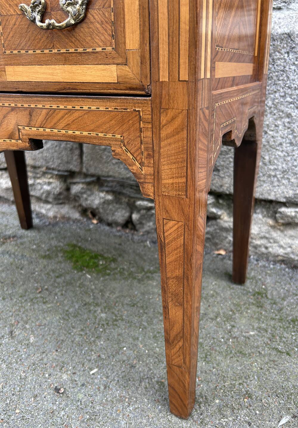 Commode d’appoint Empire tardif en marqueterie fine – fin XIXᵉ siècle