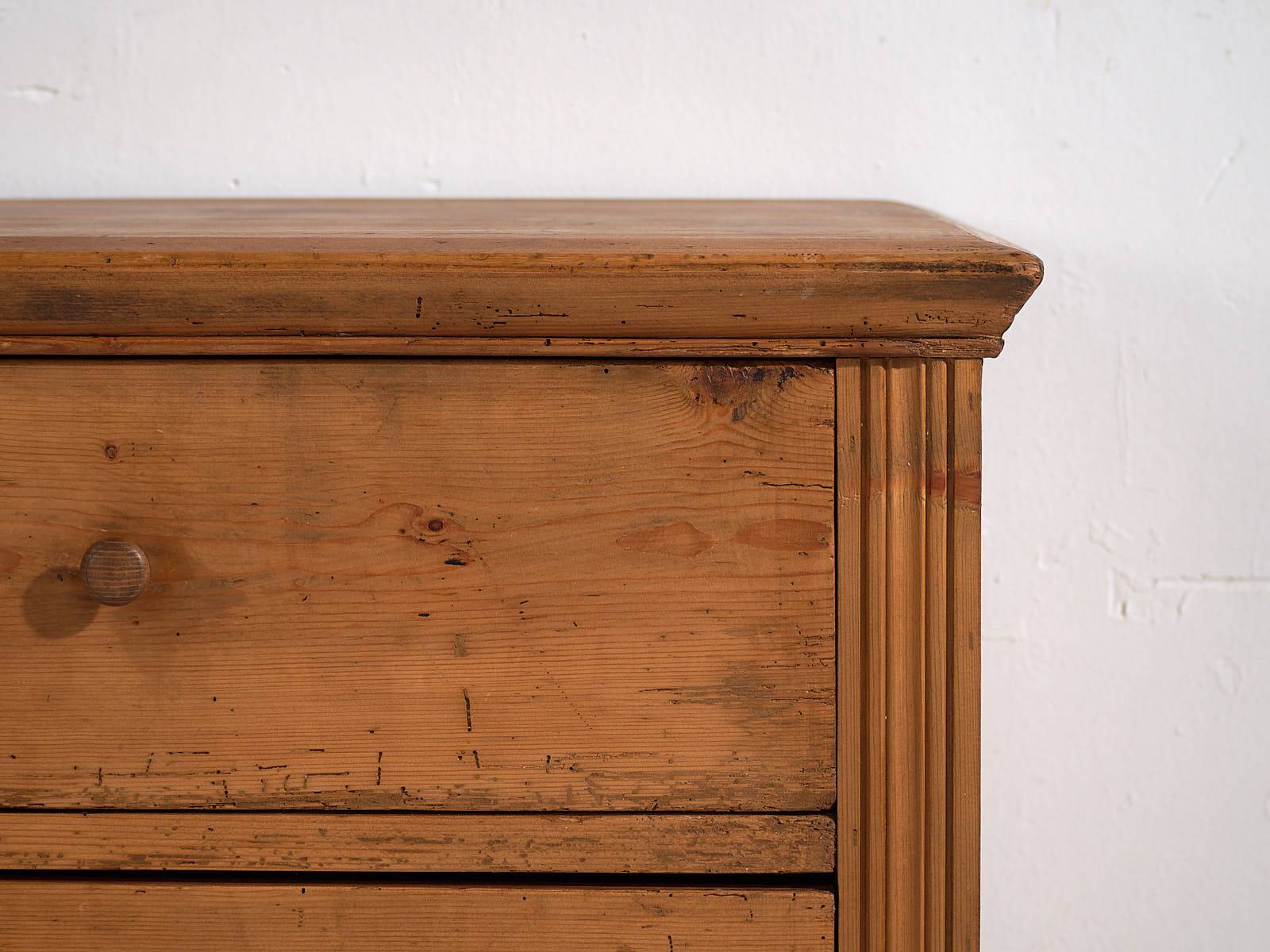 Small antique chest of drawers (circa 1920)