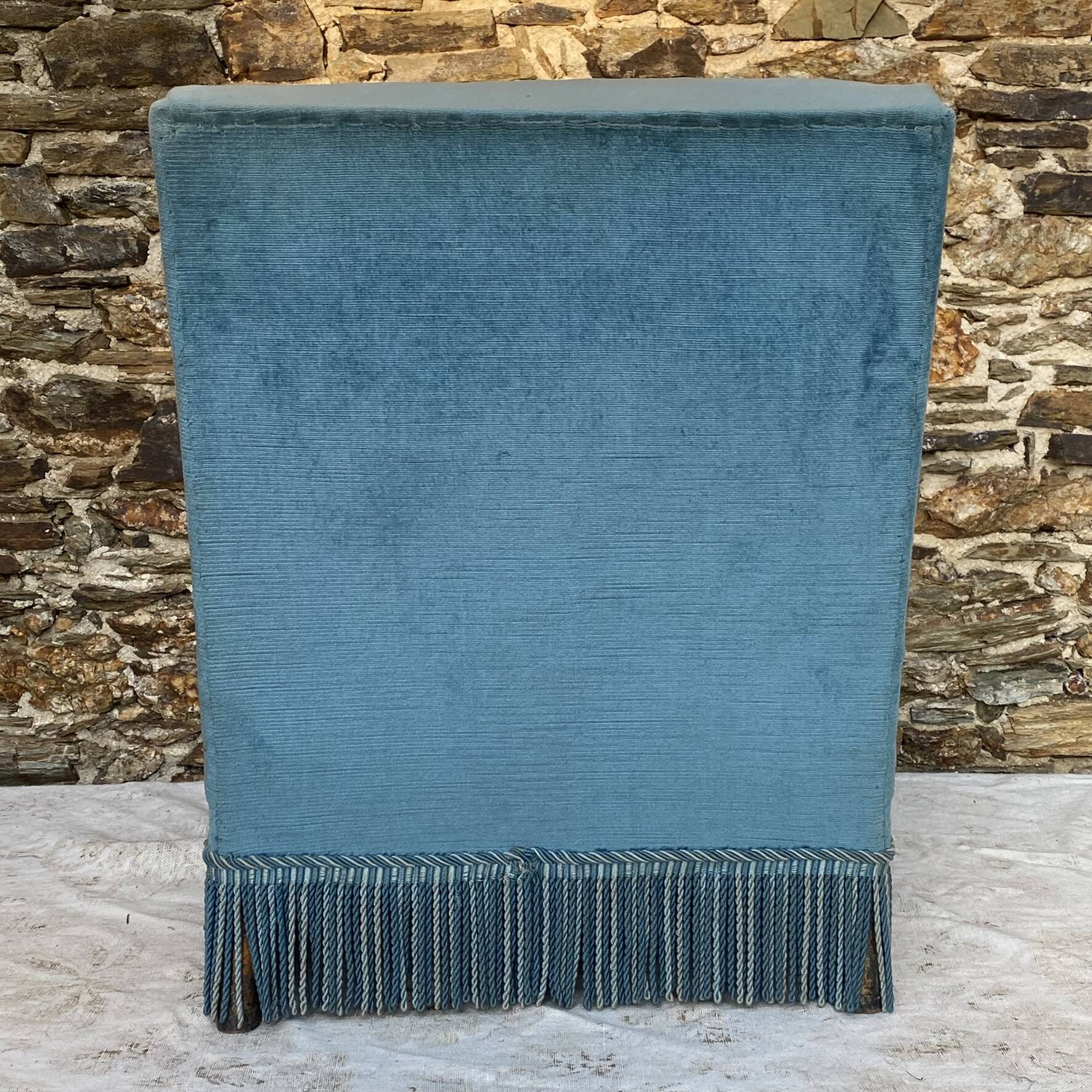 Fauteuil crapaud bas ancien en velours bleu