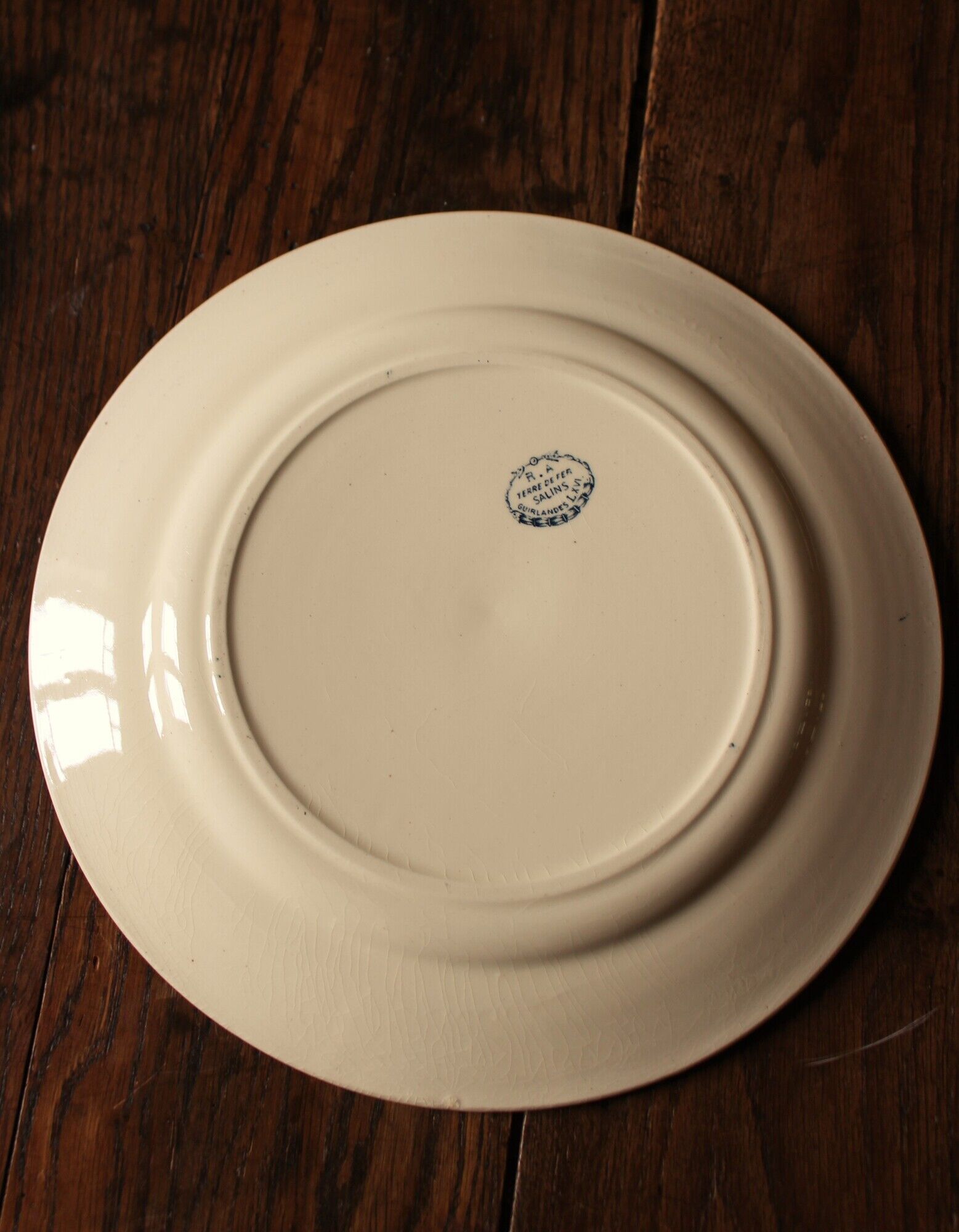 Plat rond Terre de Fer bleu Salins Guirlandes Louis XVI