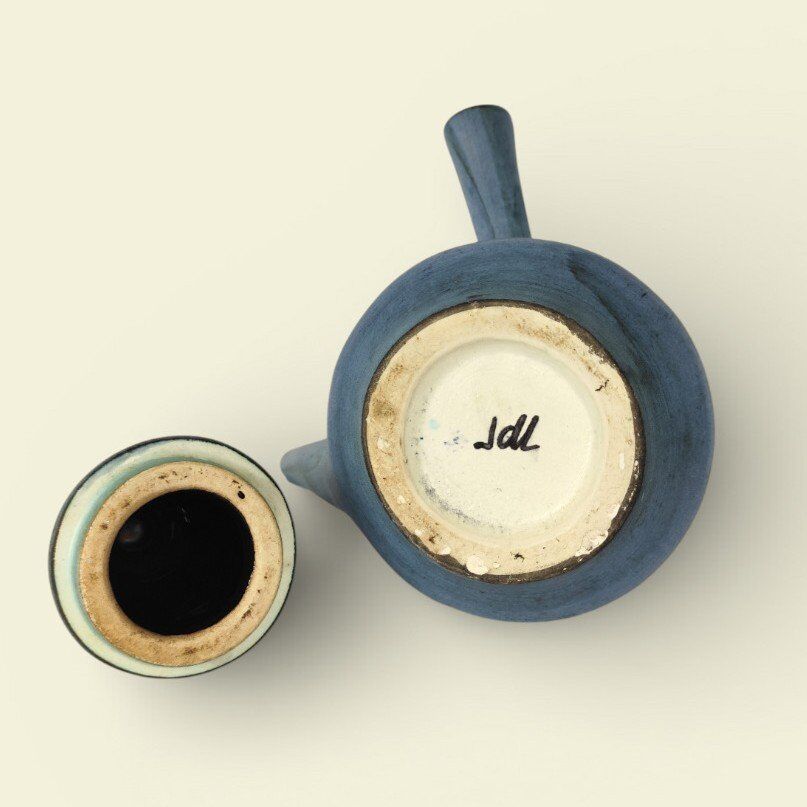 Grande cafetière à glaçure bleue mate, par Jean de Lespinasse, années 1950/1960