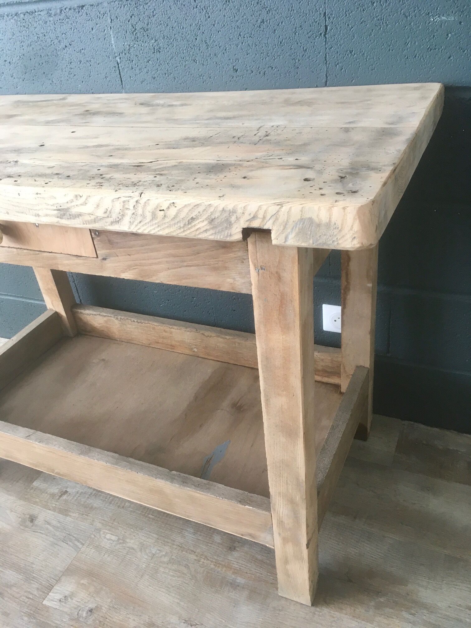 Workbench made of light wood