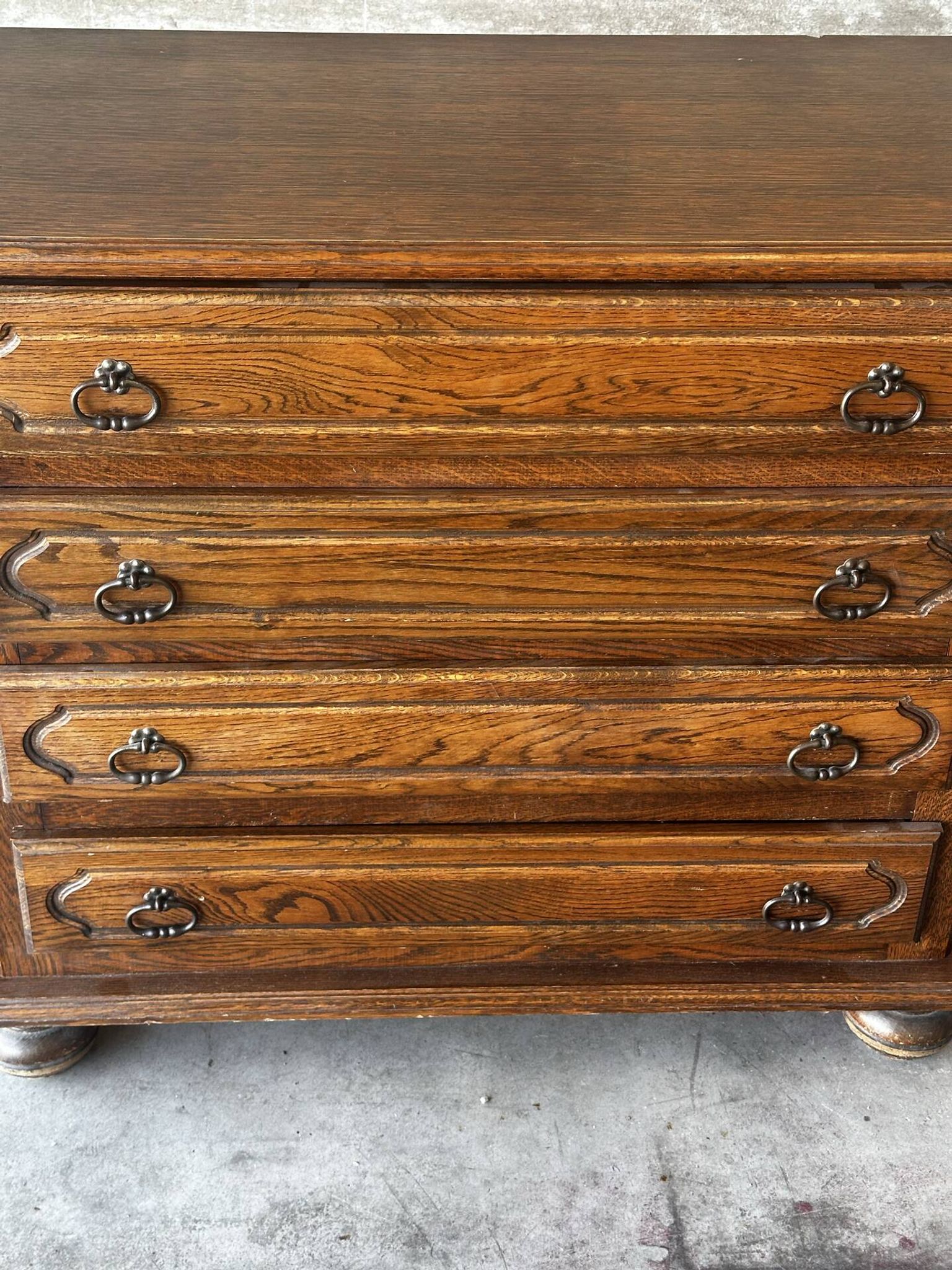 Vintage oak and veneer chest of drawers with 4 drawers.
