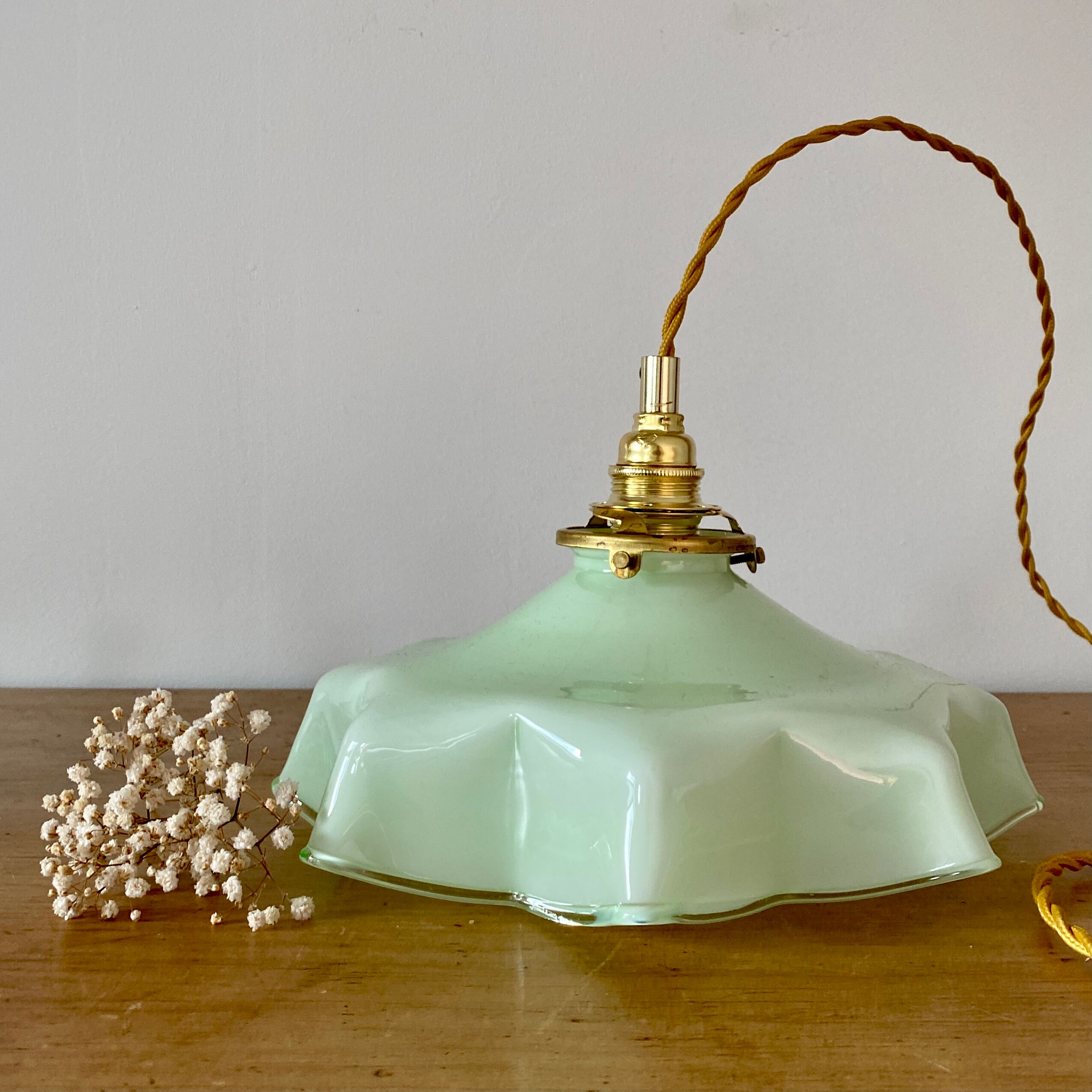 Suspension vintage lampshade in opaline mint