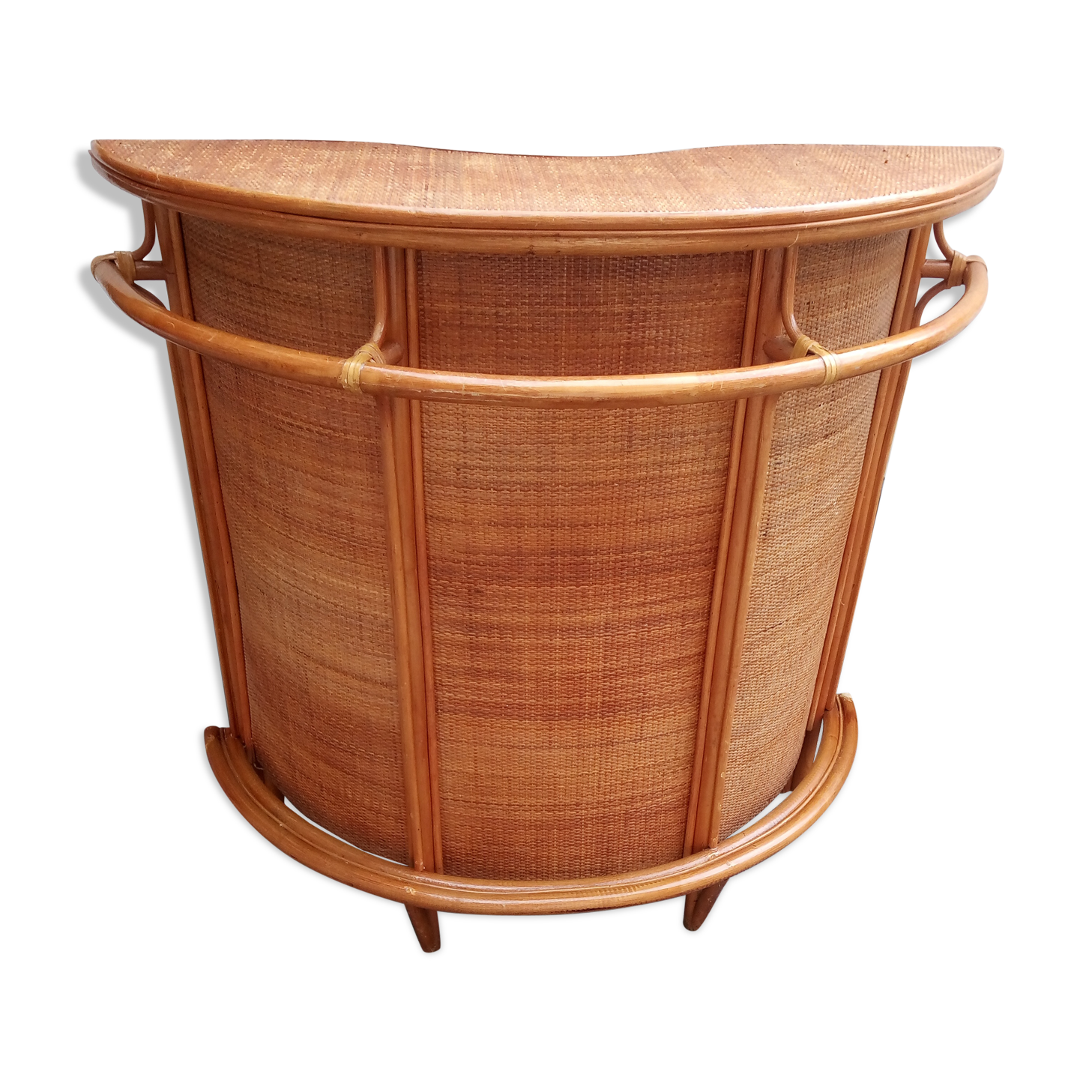 Rattan bar
