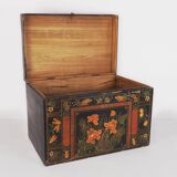 Coffre en bois ancien avec illustrations de fleurs de lotus (Chine, vers 1900)