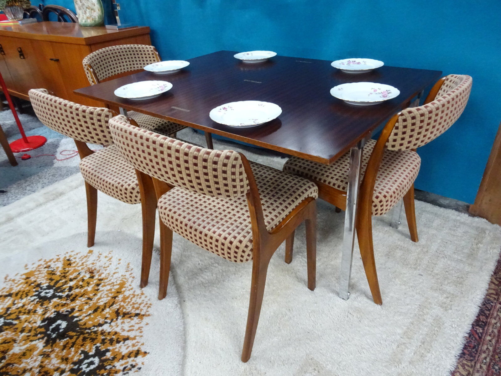 Extendable rise and fall table