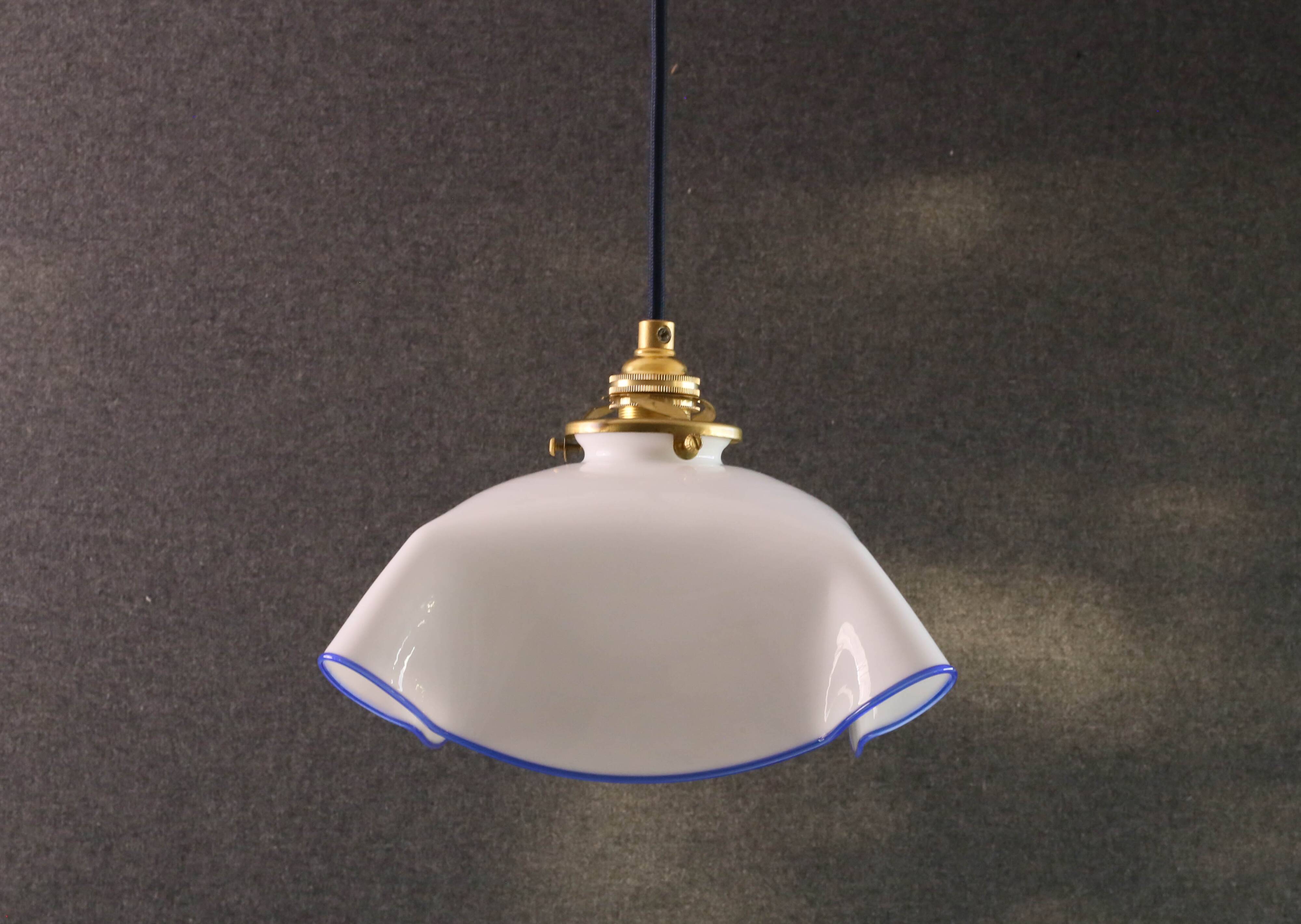 Suspension ancienne en opaline blanche avec filet translucide bleu, suspension française  circa 1950