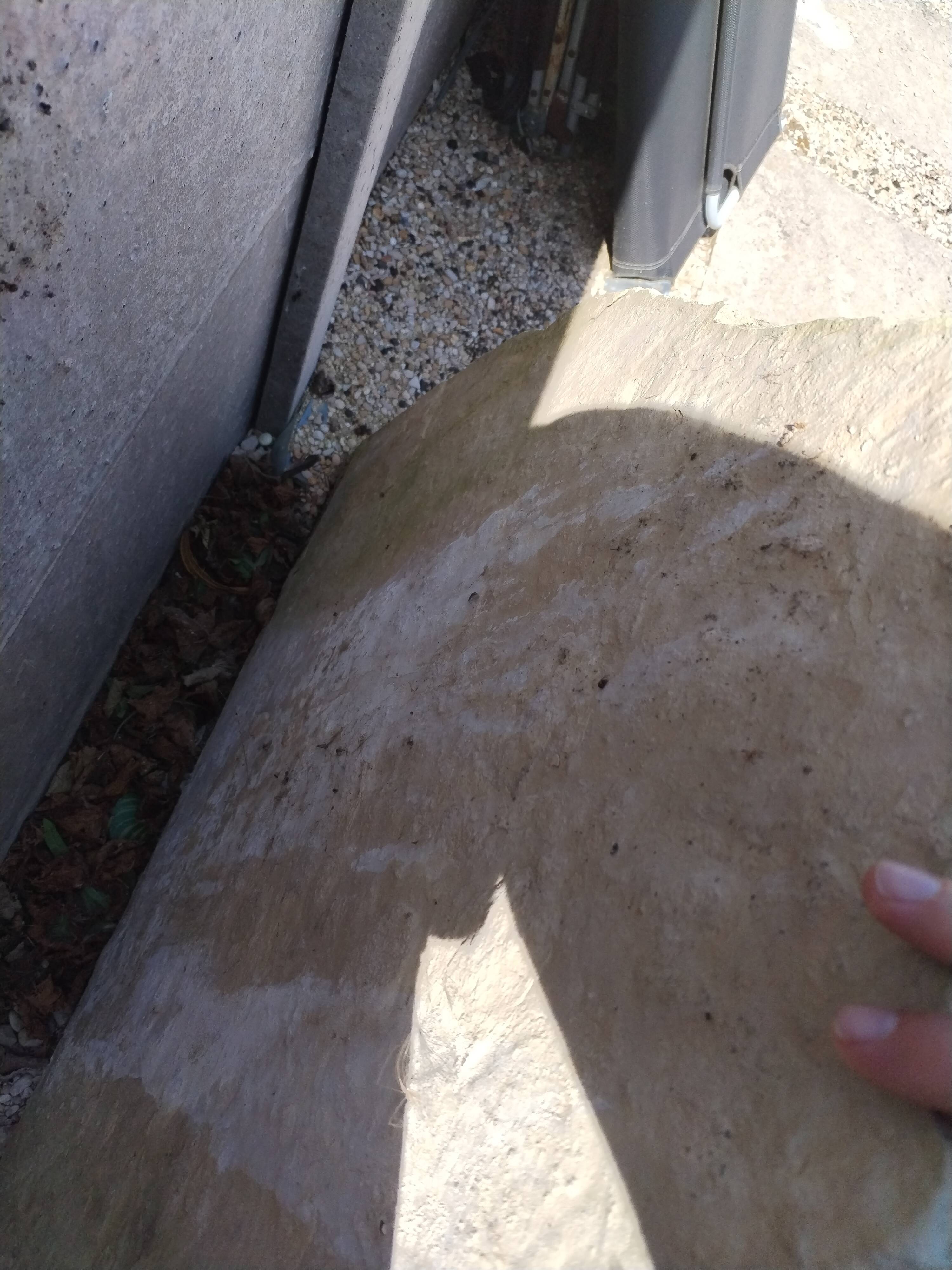 Evier en pierre taillée, datant du XVIIIe siècle