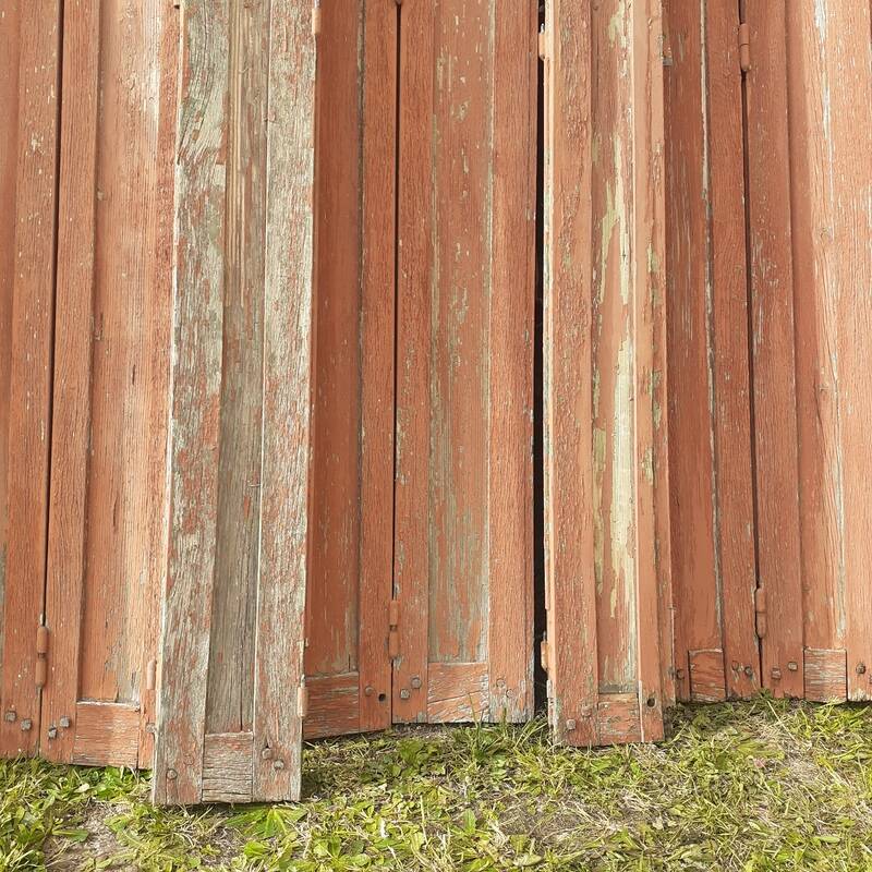 Volets anciens persiennes en parties hautes panneaux pliants bois massif