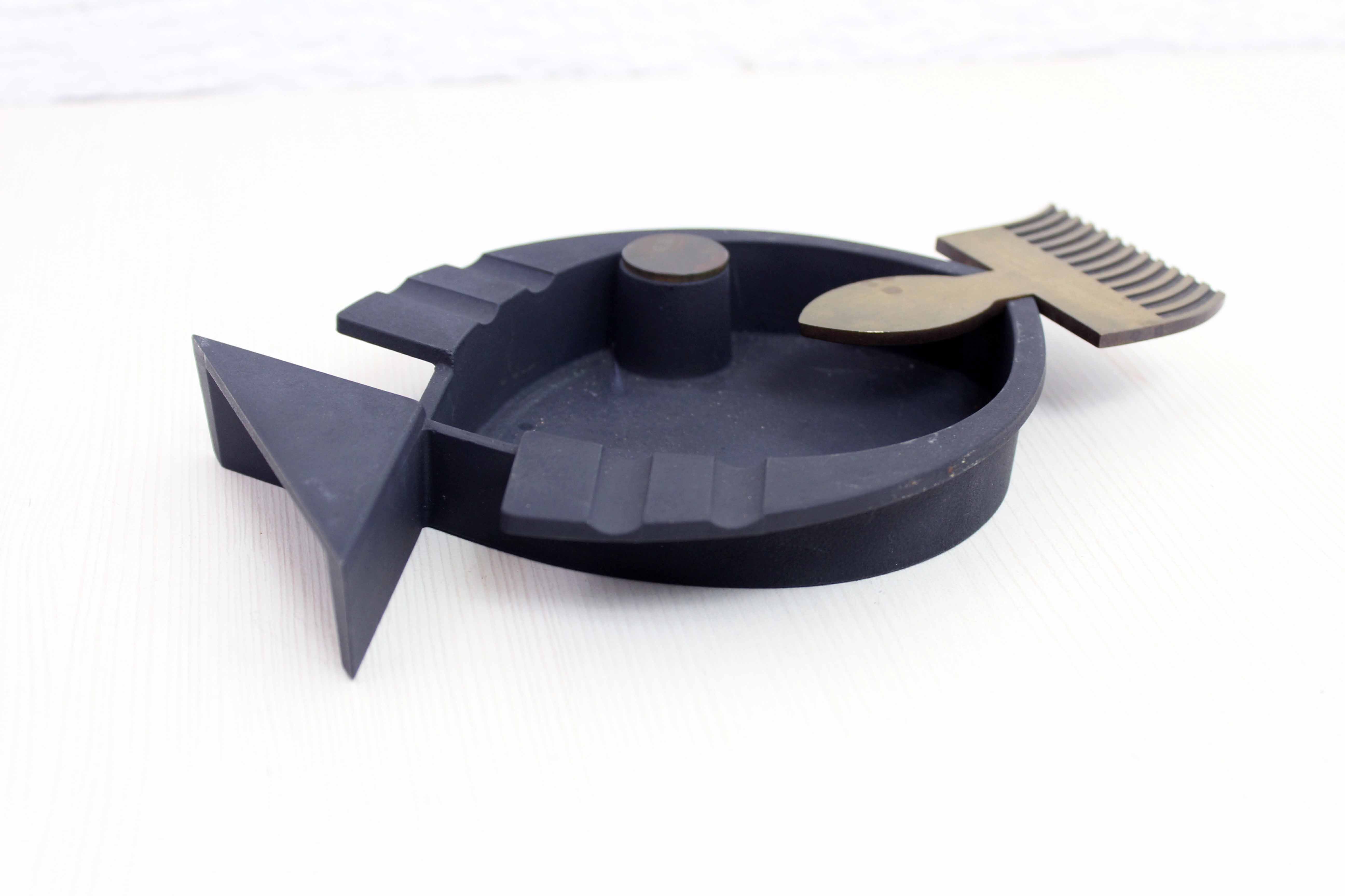 Metal "fish" ashtray