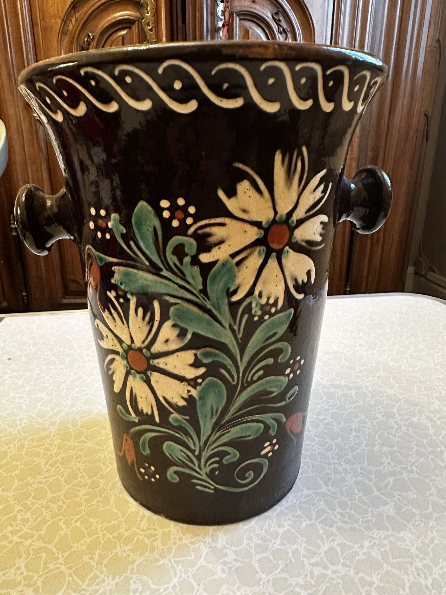 Antique white wine cooler in glazed ceramic – flora decoration