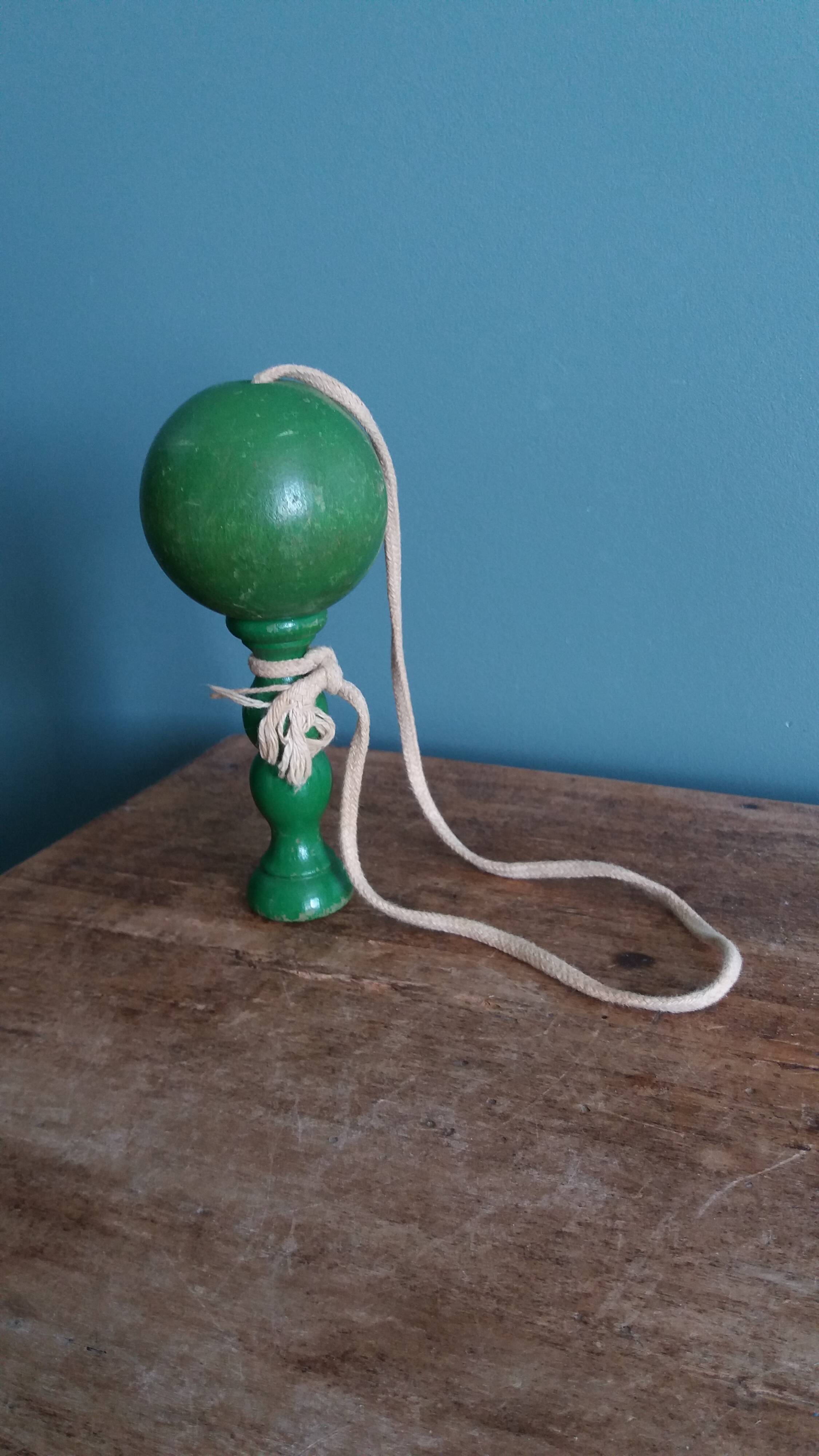 Bilboquet ancien jouet en bois laqué vert