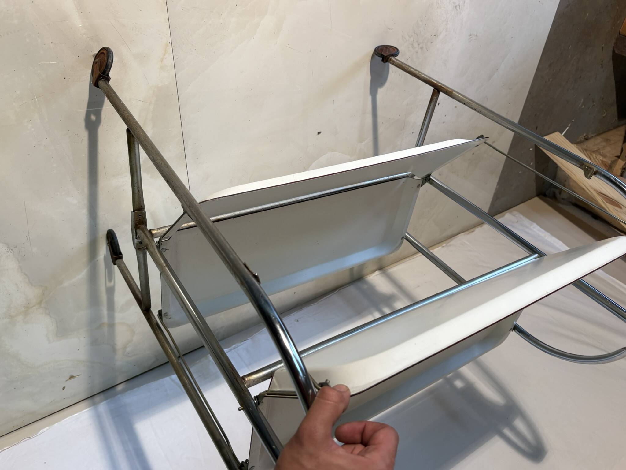 Vintage folding trolley in chromed metal and enamelled trays
