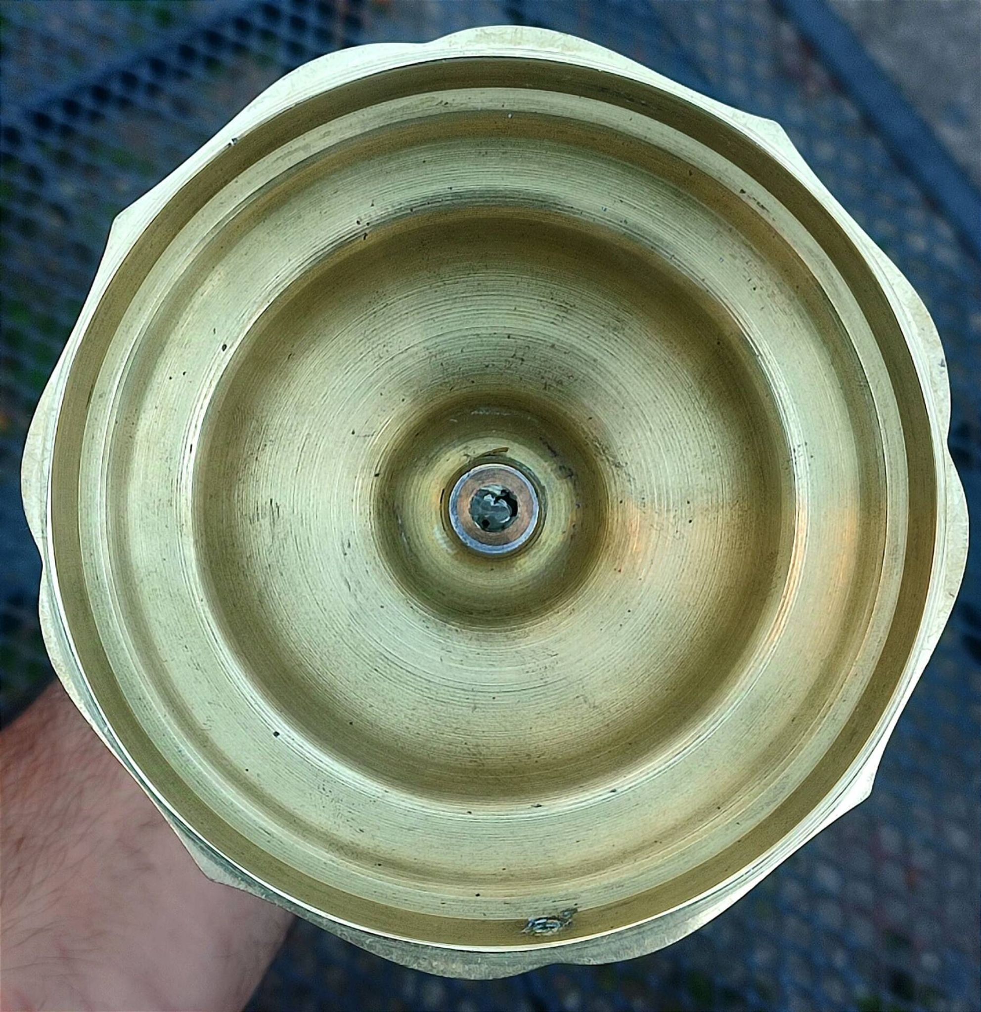 Paire de bougeoirs dorés