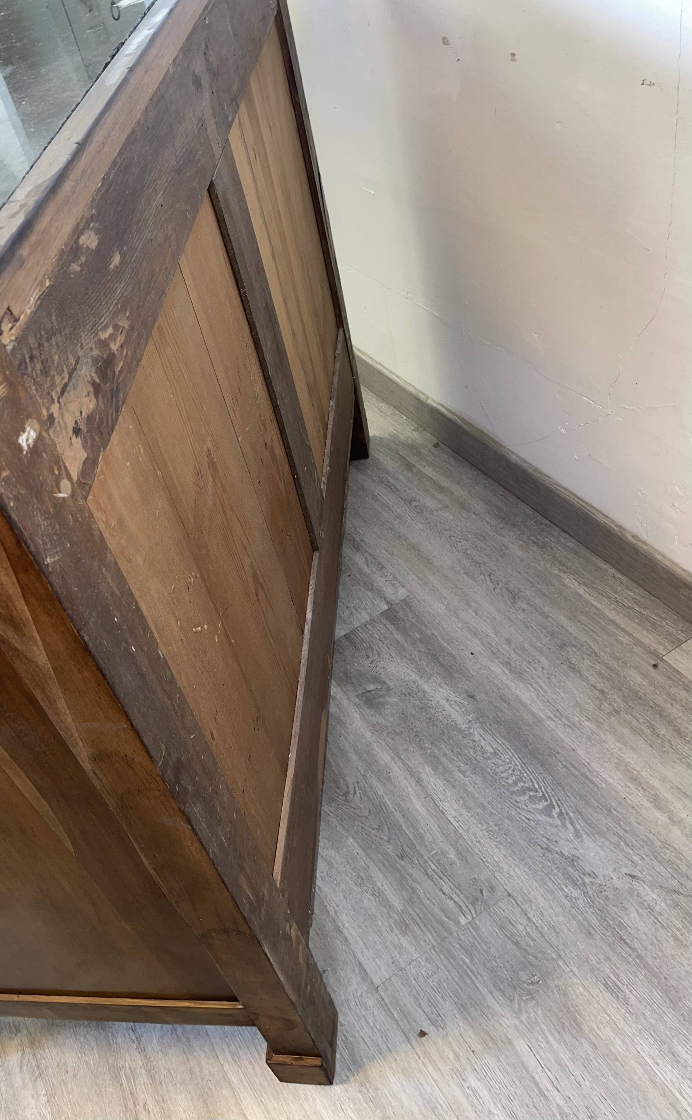 Commode d'époque Empire à colonnes détachées