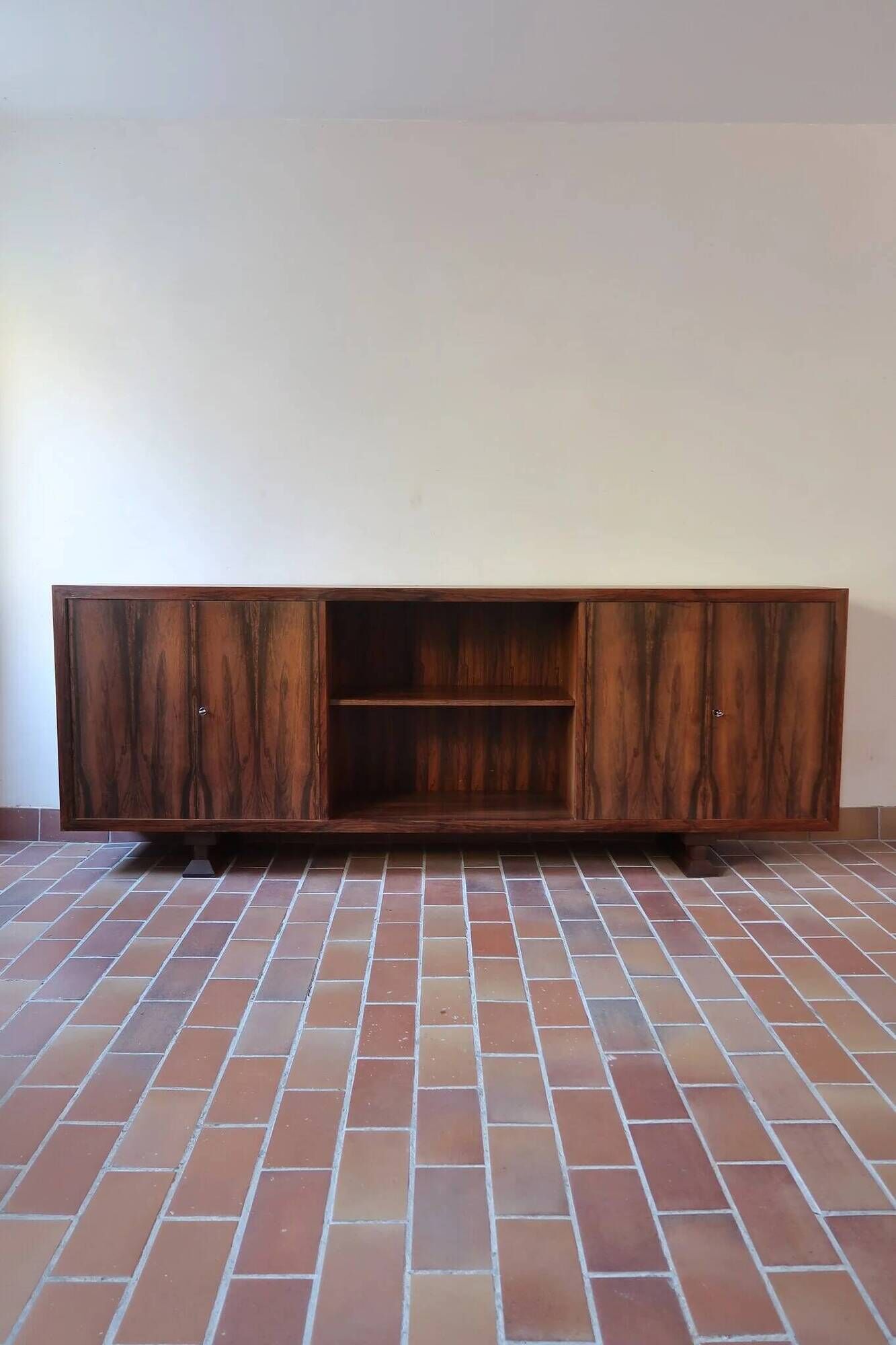 Large rosewood sideboard, 2 doors and central niche.