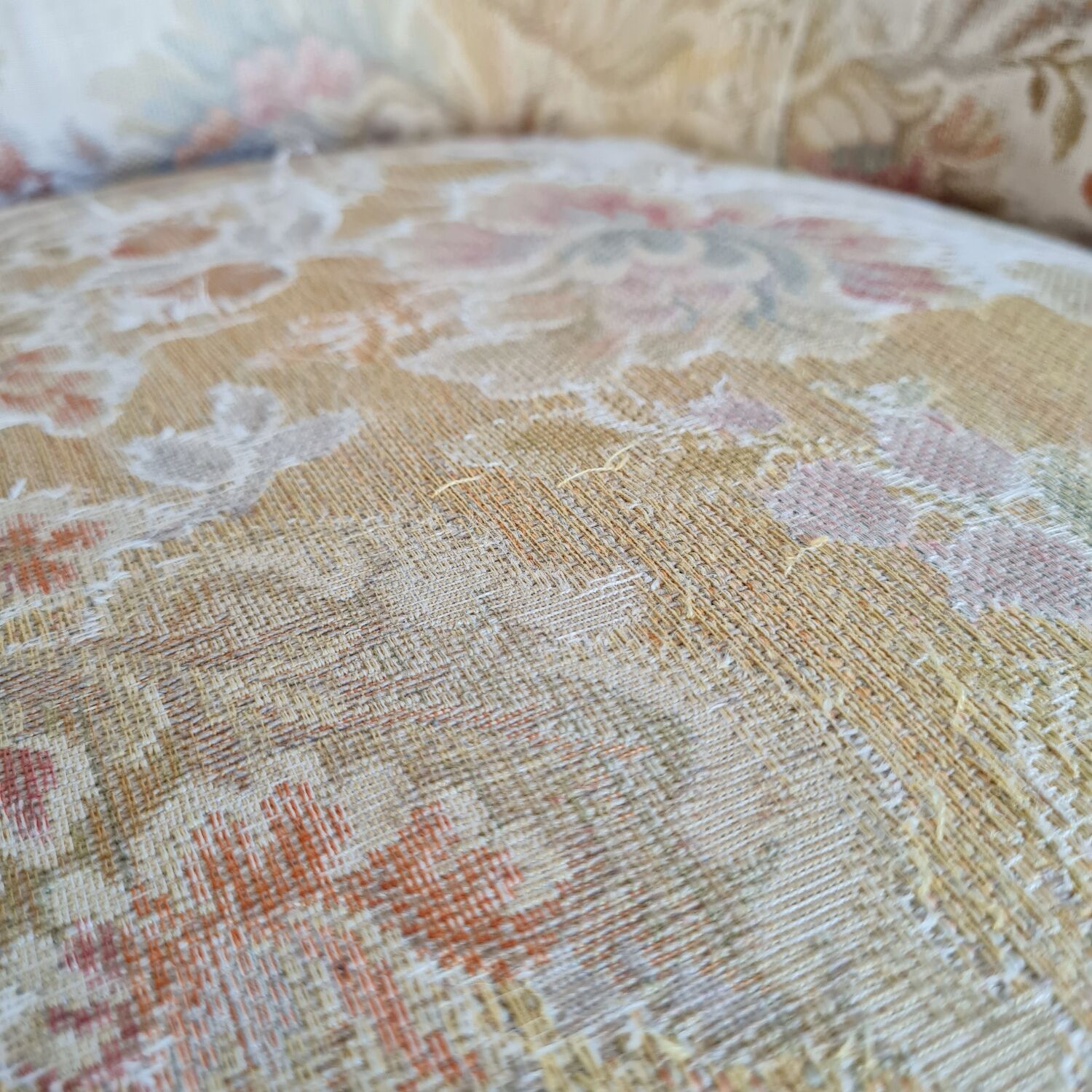 Antique flowered toad armchair with fringes