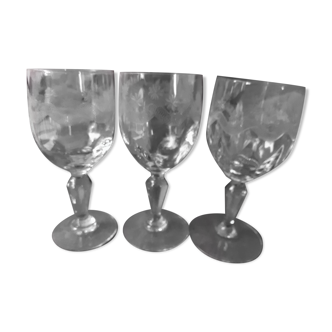 3 Old glasses on foot decor emma frieze garland and flowers