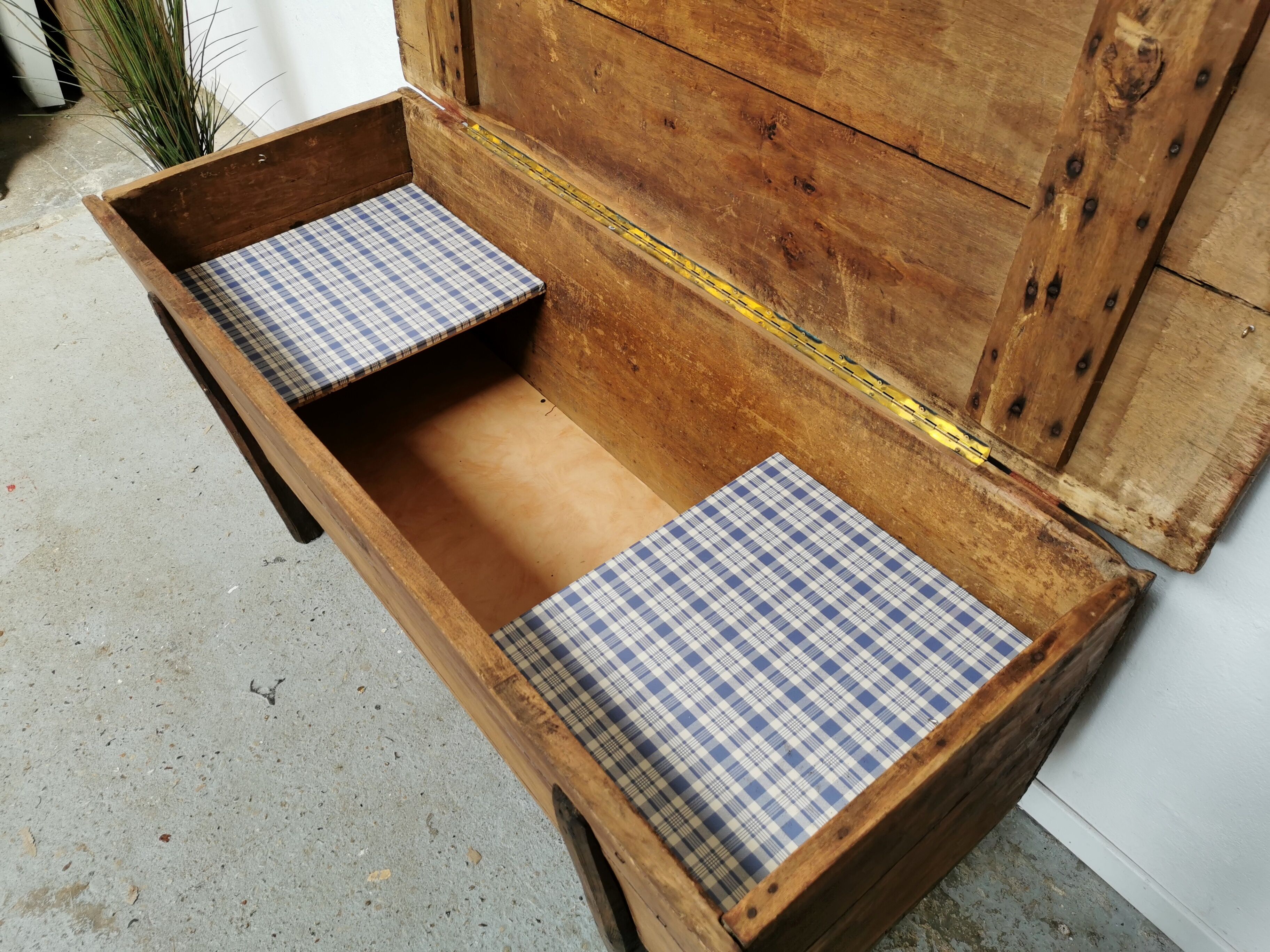 Wooden chest kneaded maie