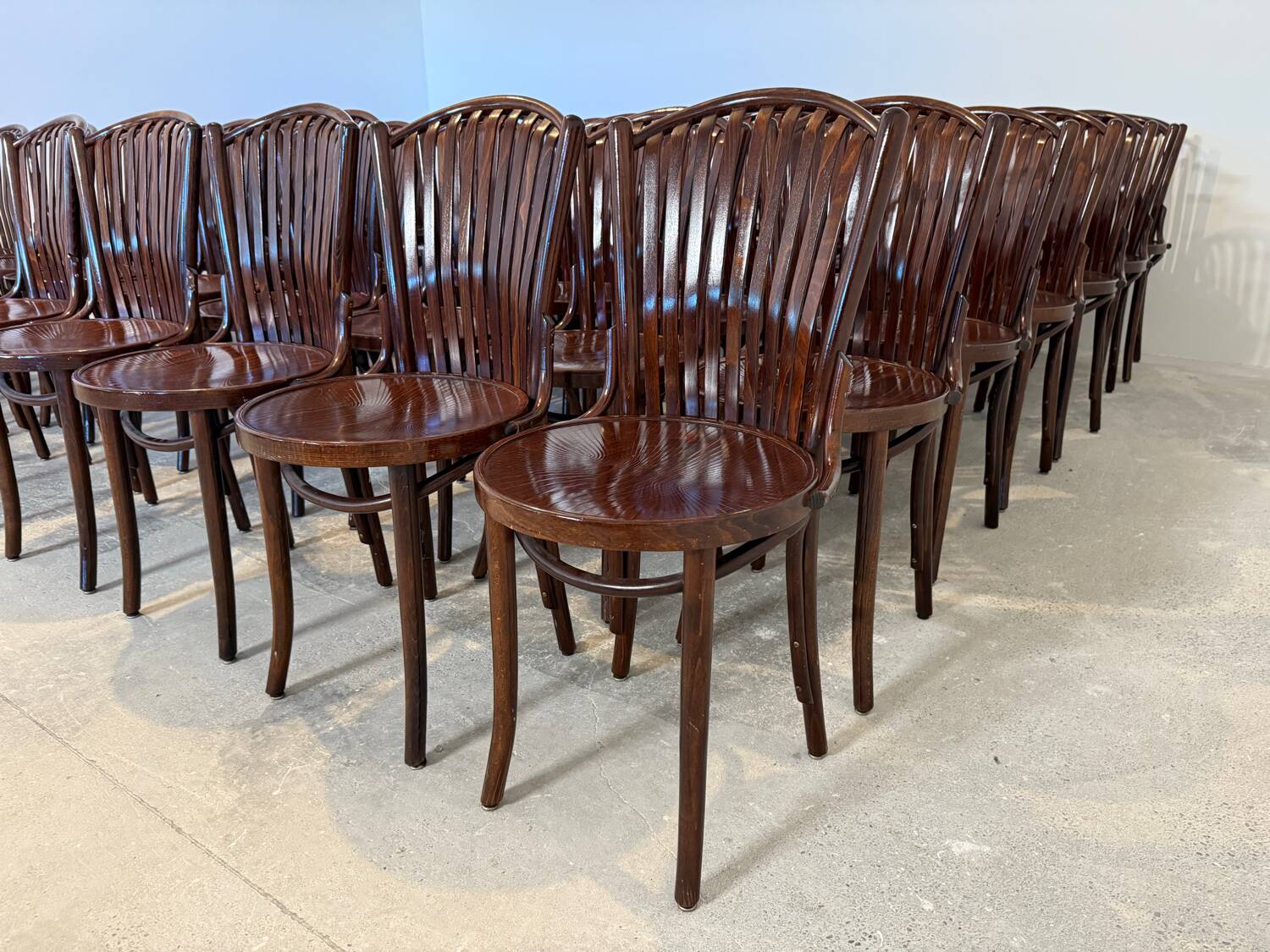 Set of 40 bentwood bistro chairs – Thonet style – Acajou finish