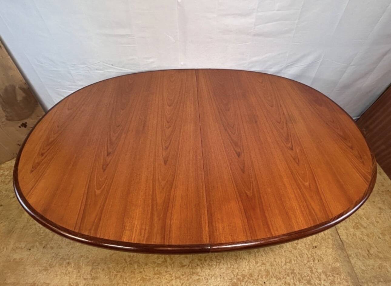 Mid-Century Retro Vintage Teak Extending Oval Dining Table by G-Plan – Vict
