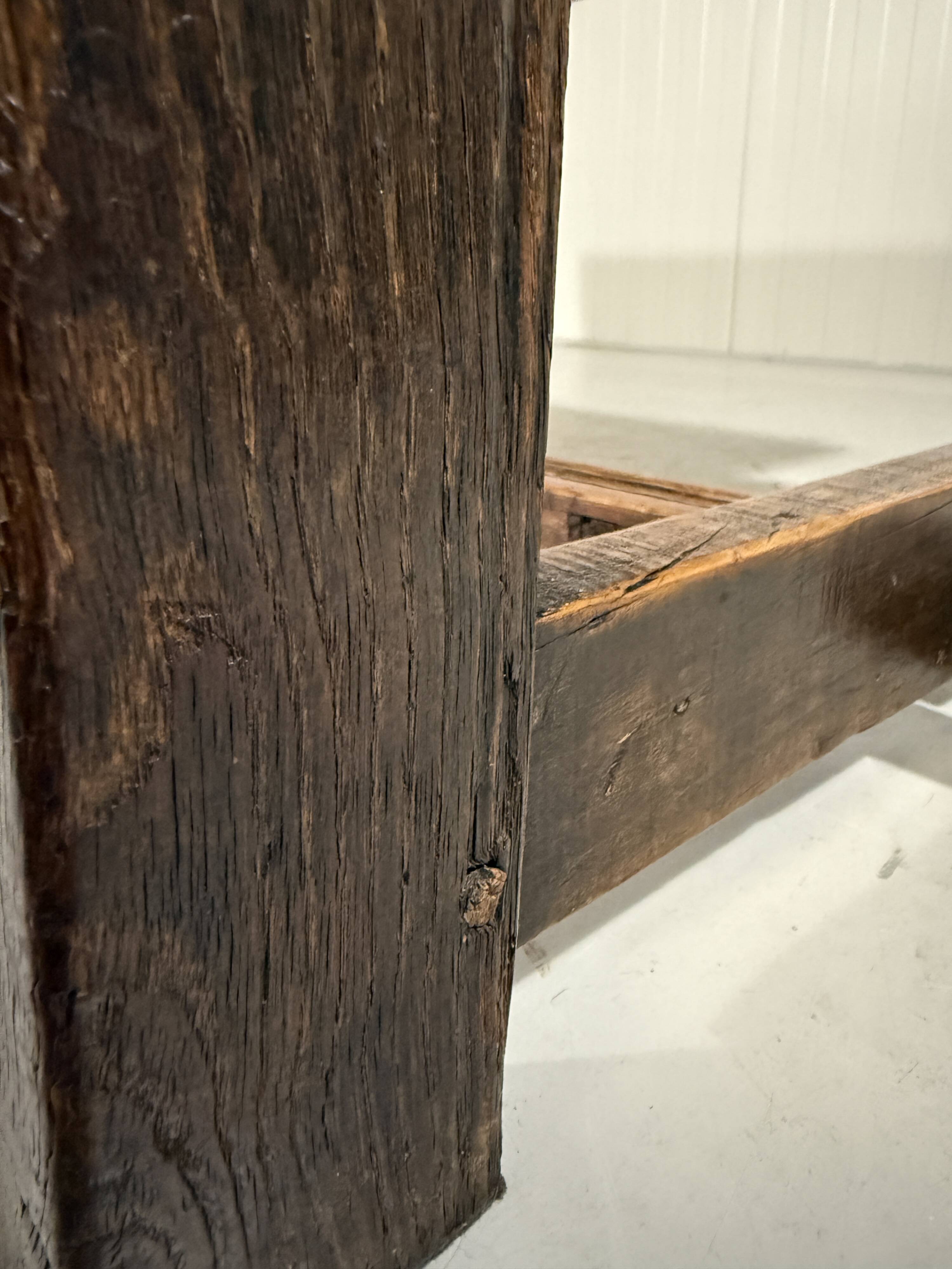 Table basse espagnole antique brutaliste