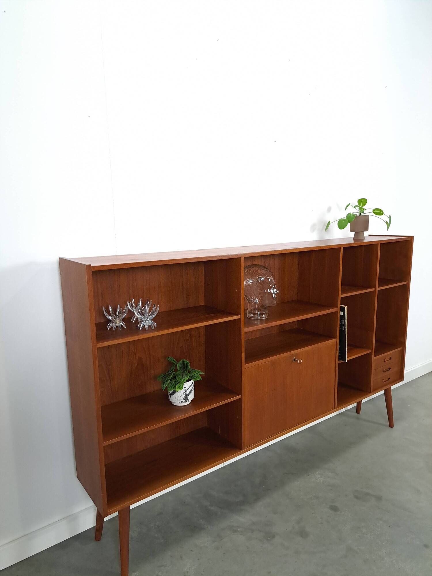 Deens teak brede LP kast met planken, lades en bar met spiegel