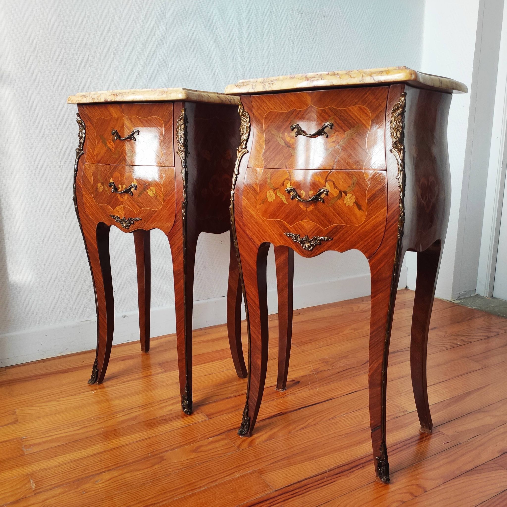 Paire de tables de chevet style Louis XV