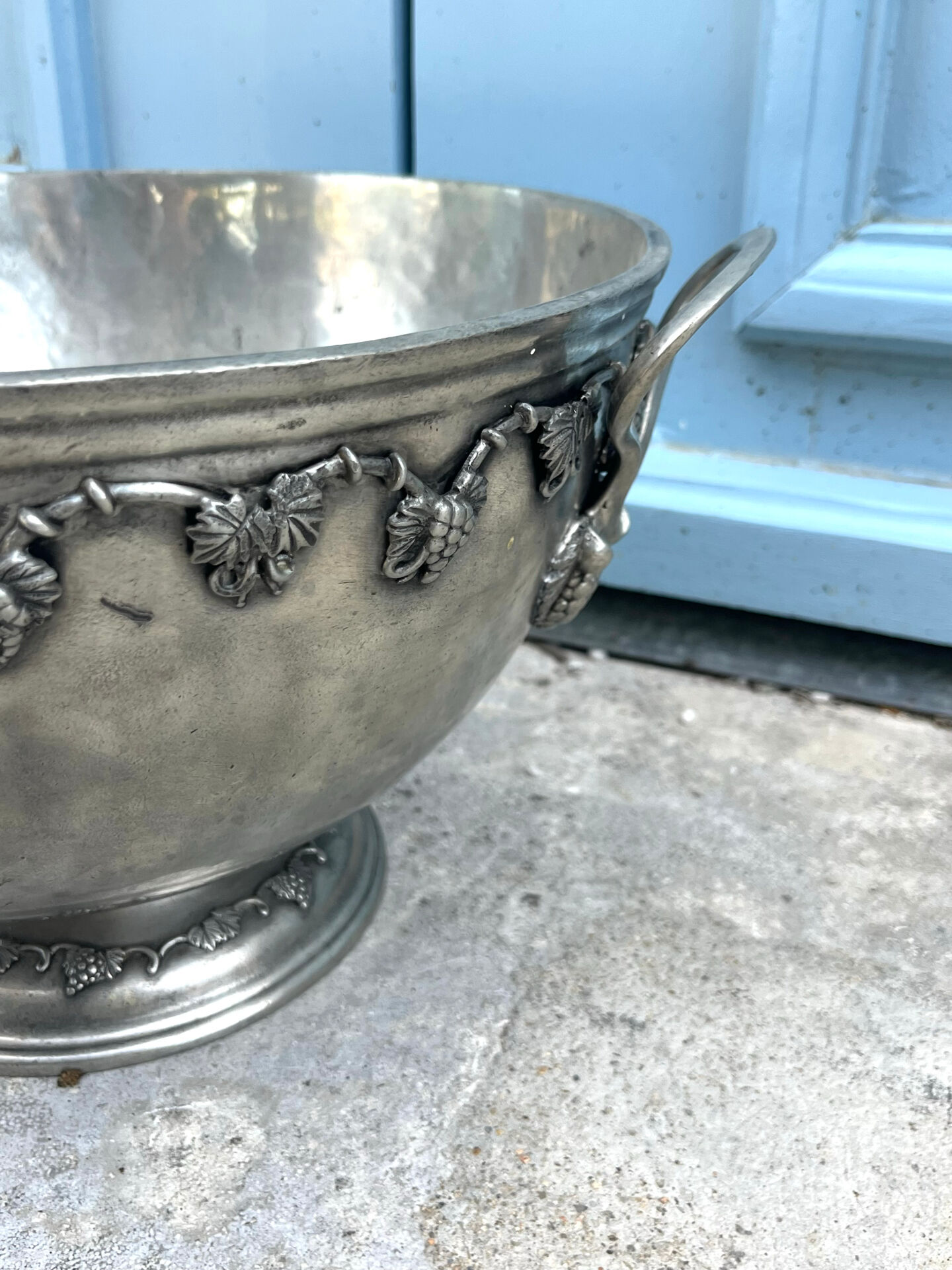 French pewter punch bowl set with 10 cups and ladle – grapevine Etain