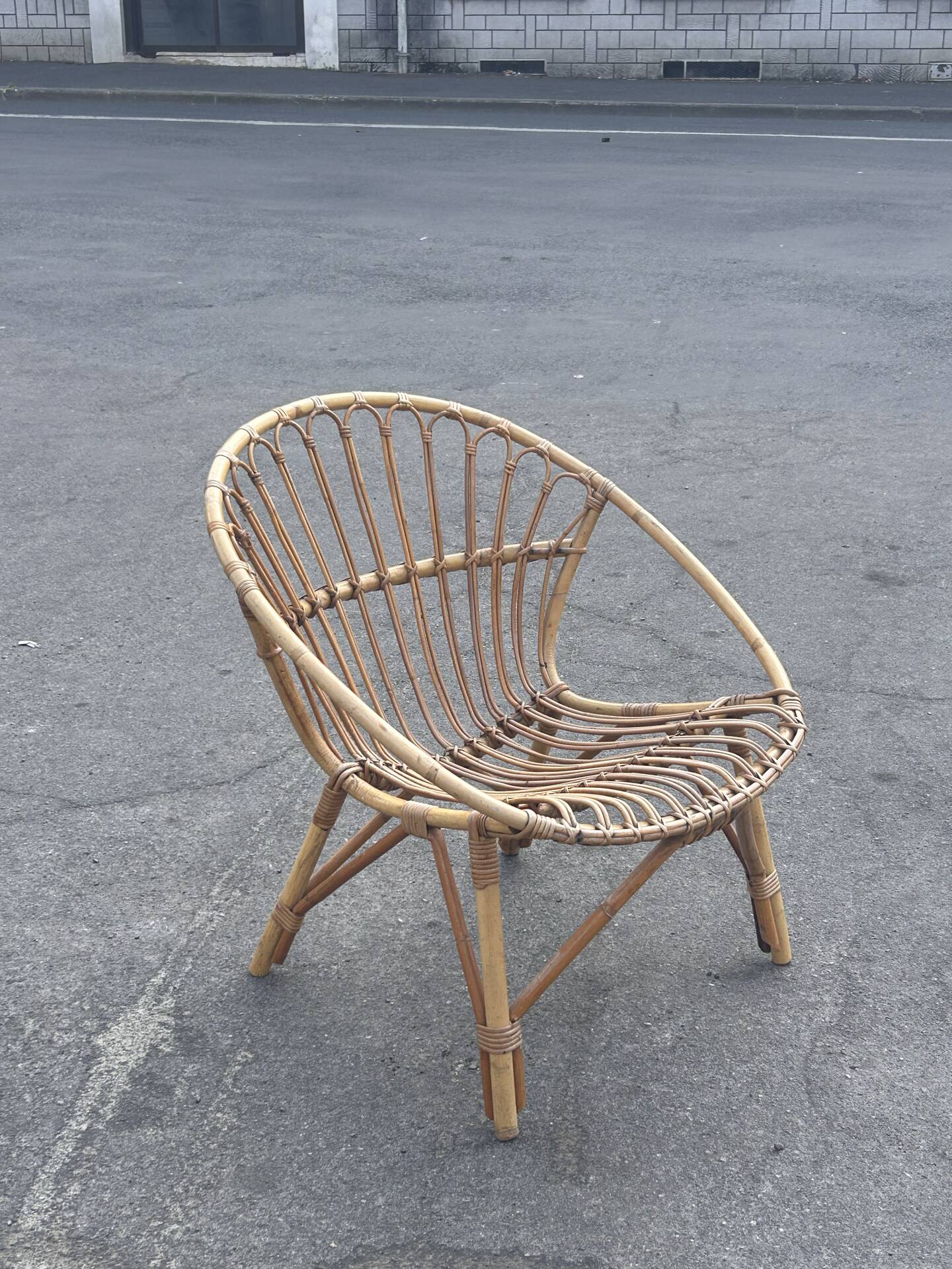 Vintage 1960s rattan shell chair – an icon of bohemian design.