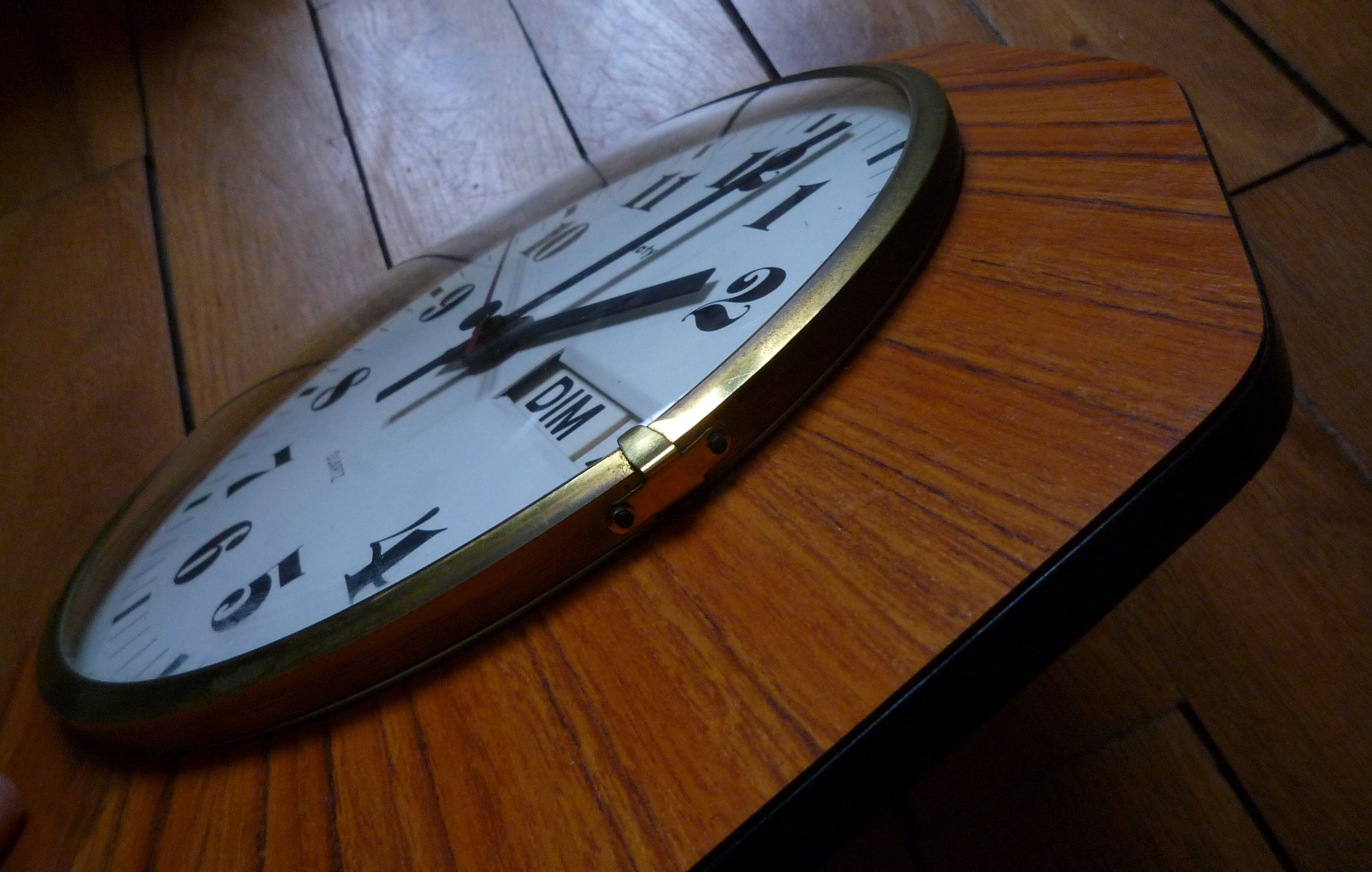 MATY wall clock with date, vintage 60s, exceptional condition.