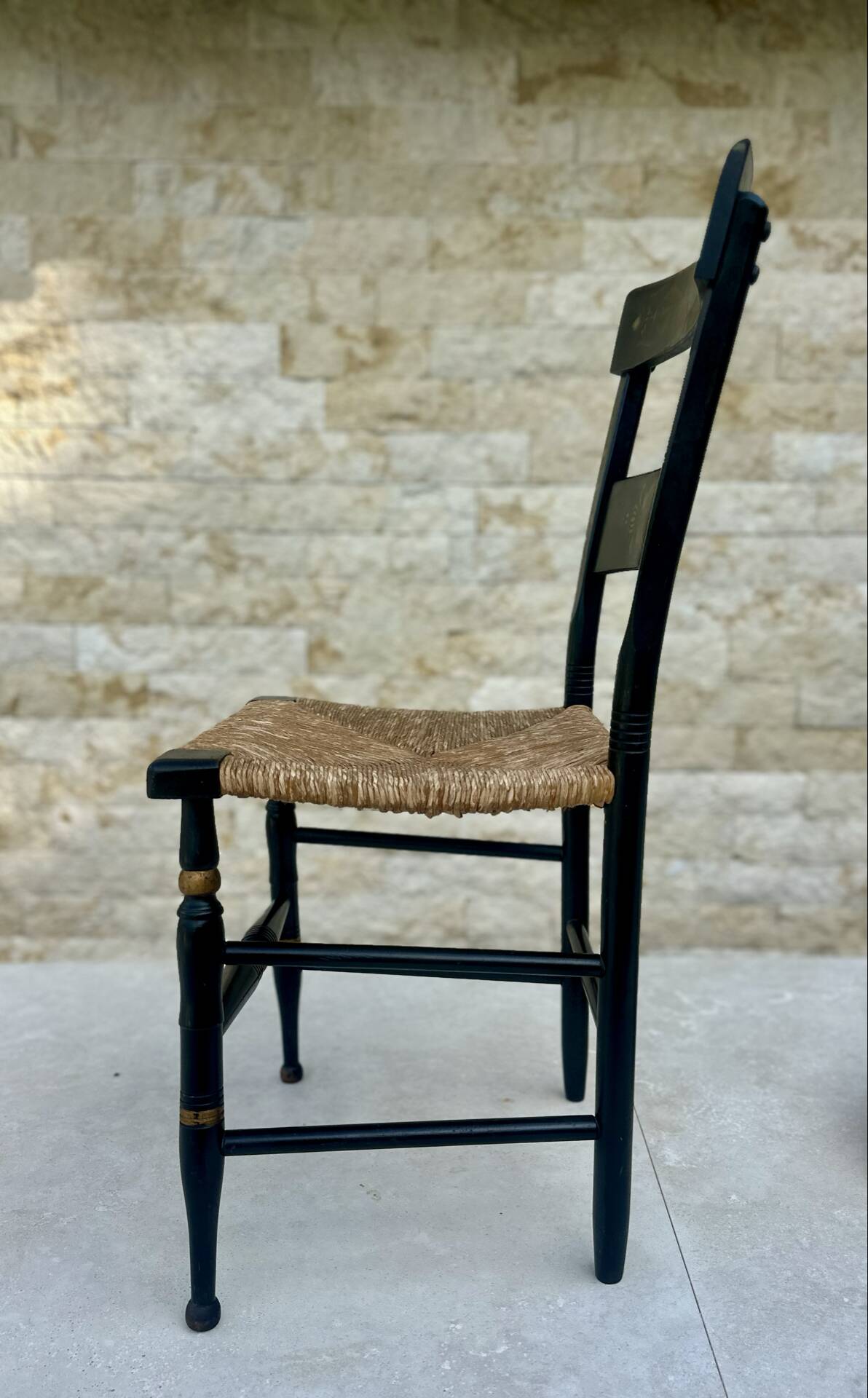 Chaise en bois peint dans le goût d’Hitchcock.