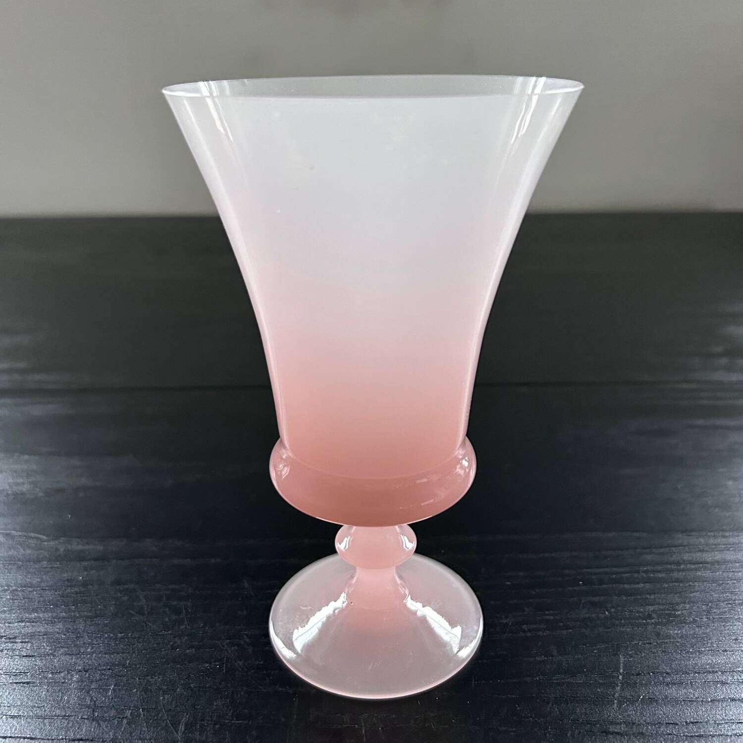 Vase en opaline rose