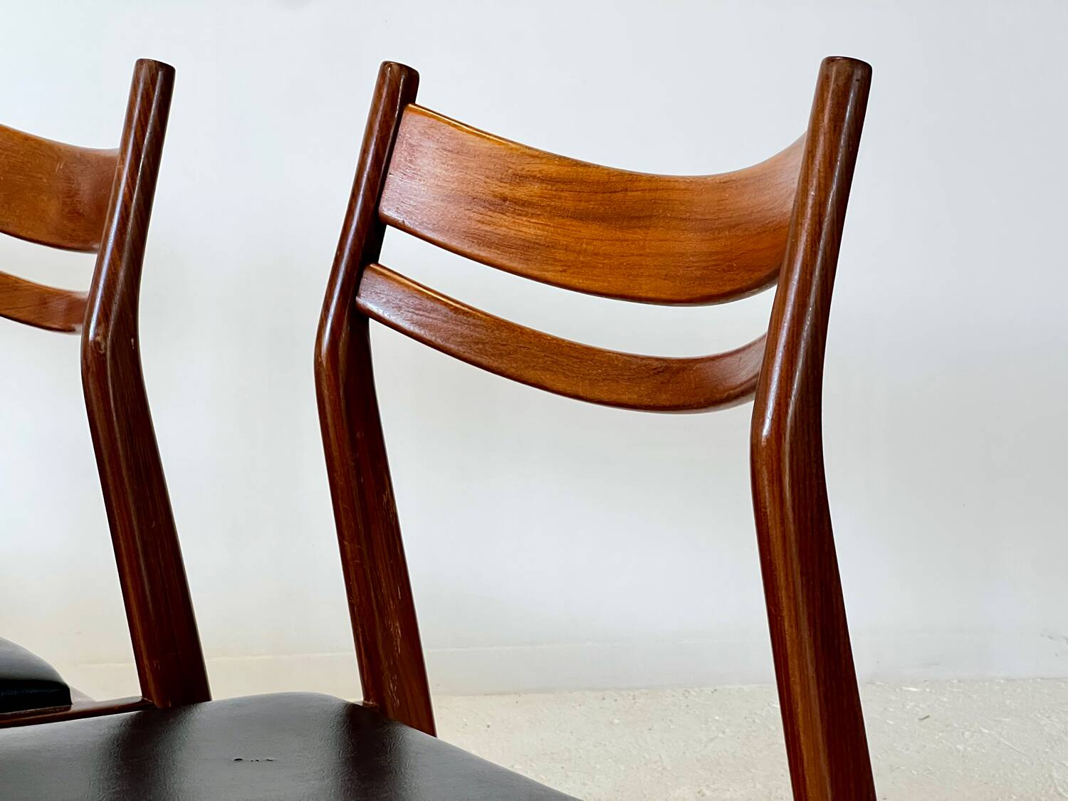 4 chaises scandinaves