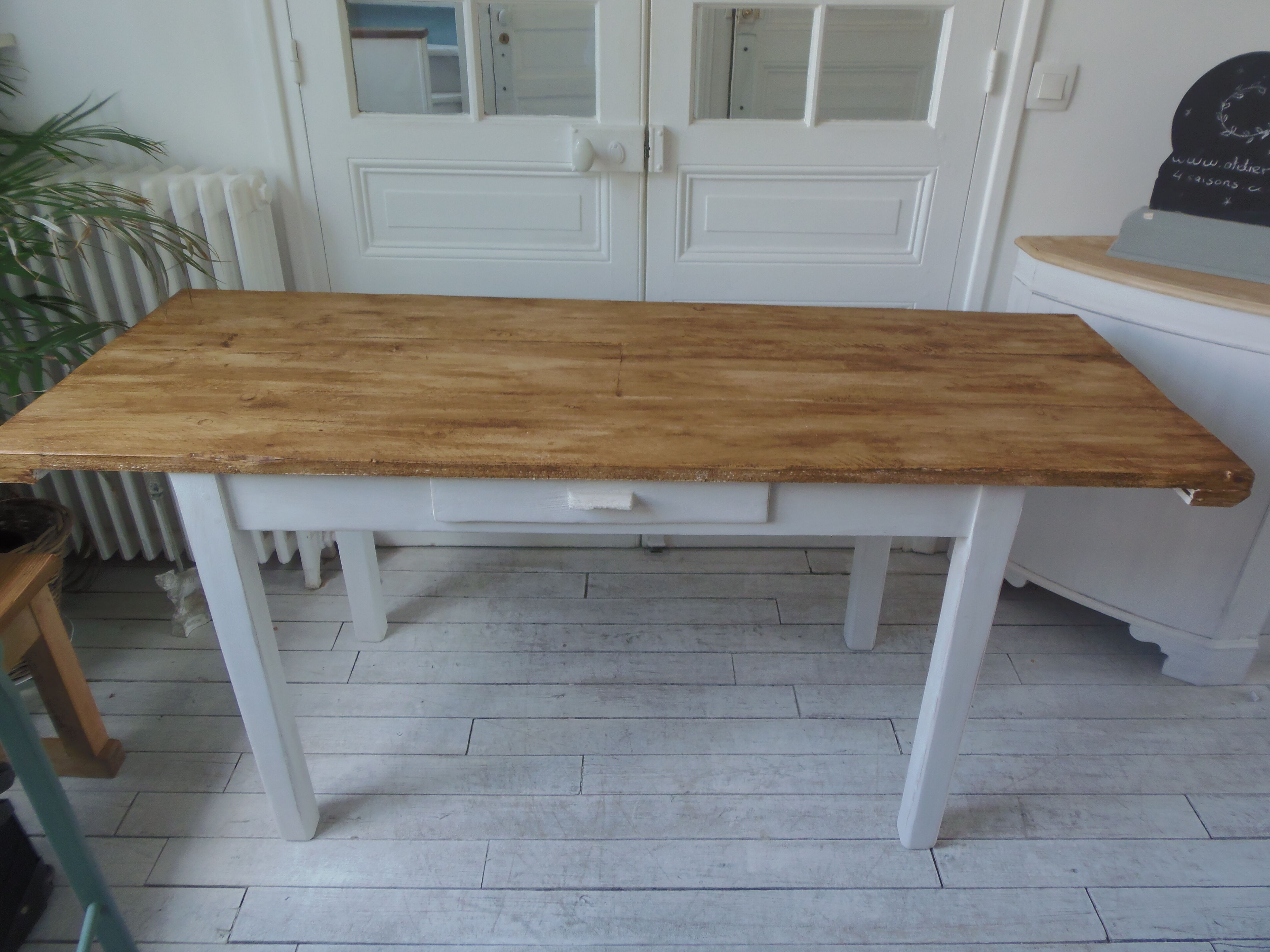 Farm table, leg and belt patinated pearl gray, waxed top medium oak.