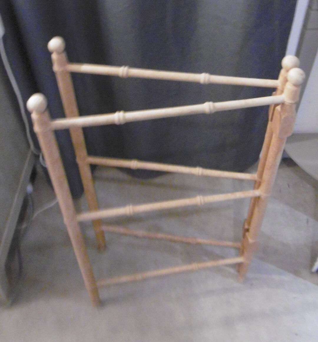 Old towel rack in natural wood XXeme
