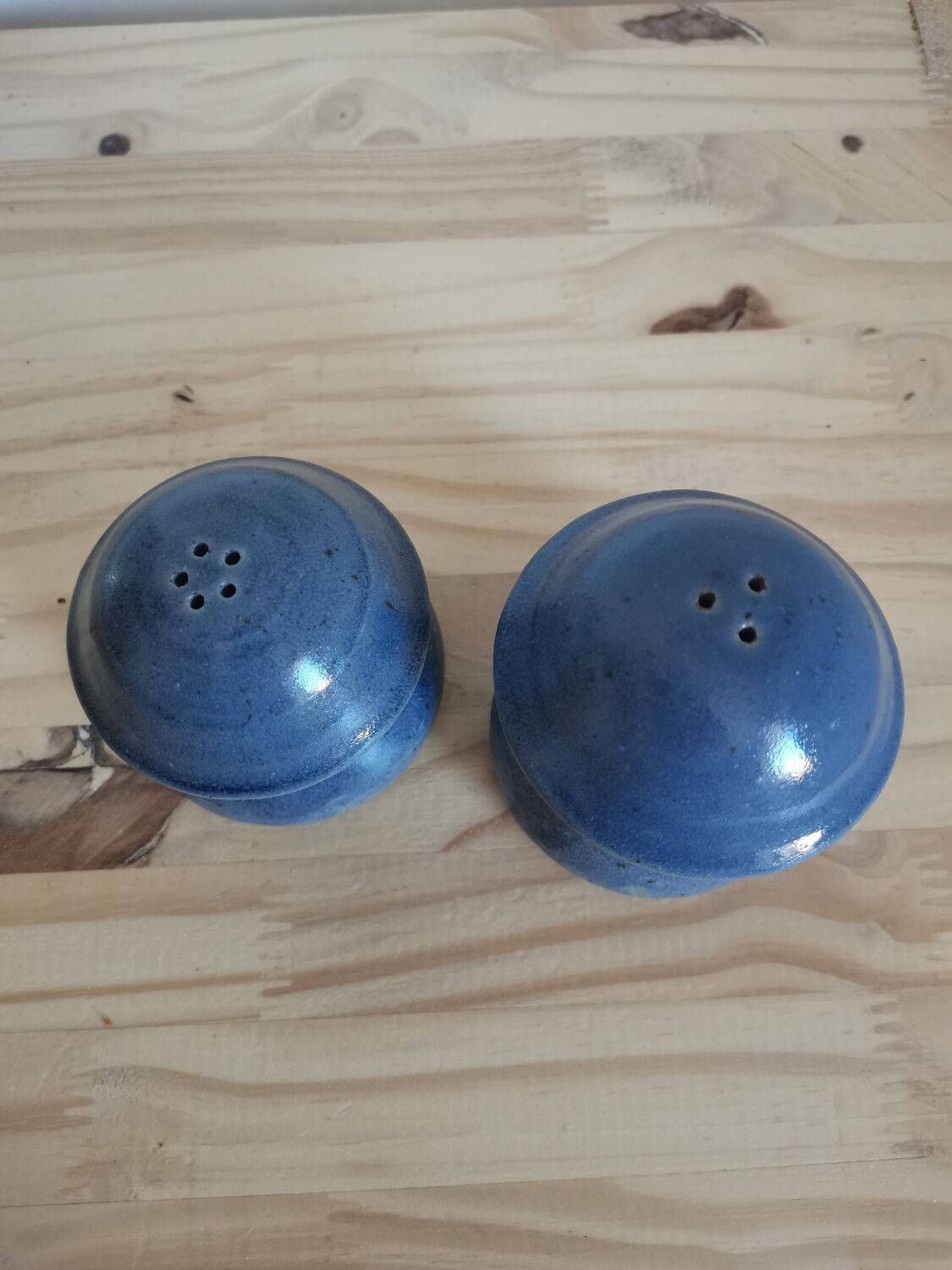 Lot salière et poivrière en grès émaillé bleu vintage signé