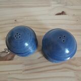 Lot salière et poivrière en grès émaillé bleu vintage signé