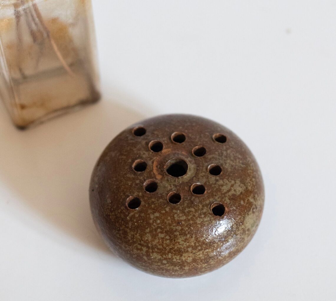 Pique flowers in stoneware signed Guy Baudat