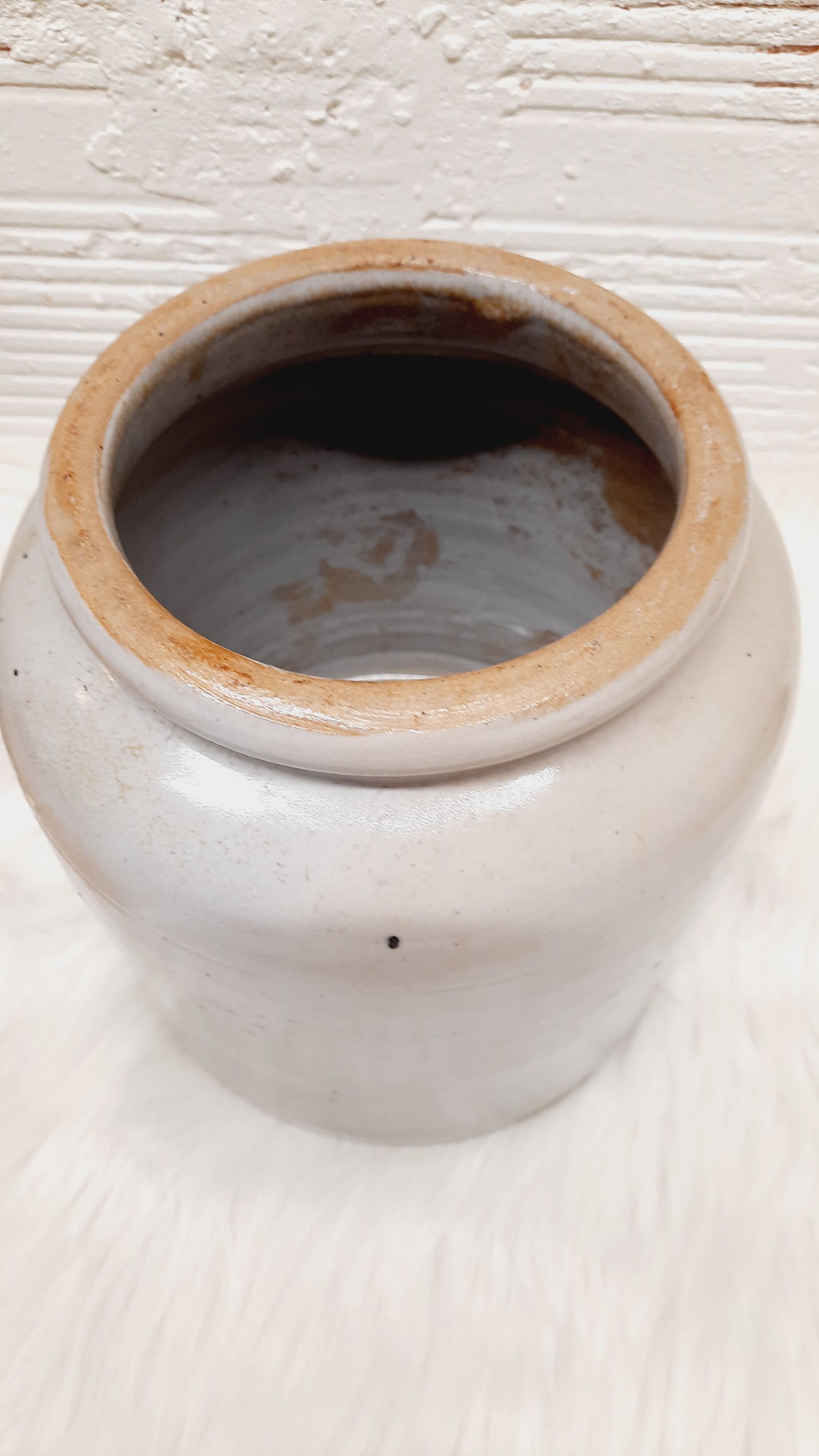 White linen sandstone jar