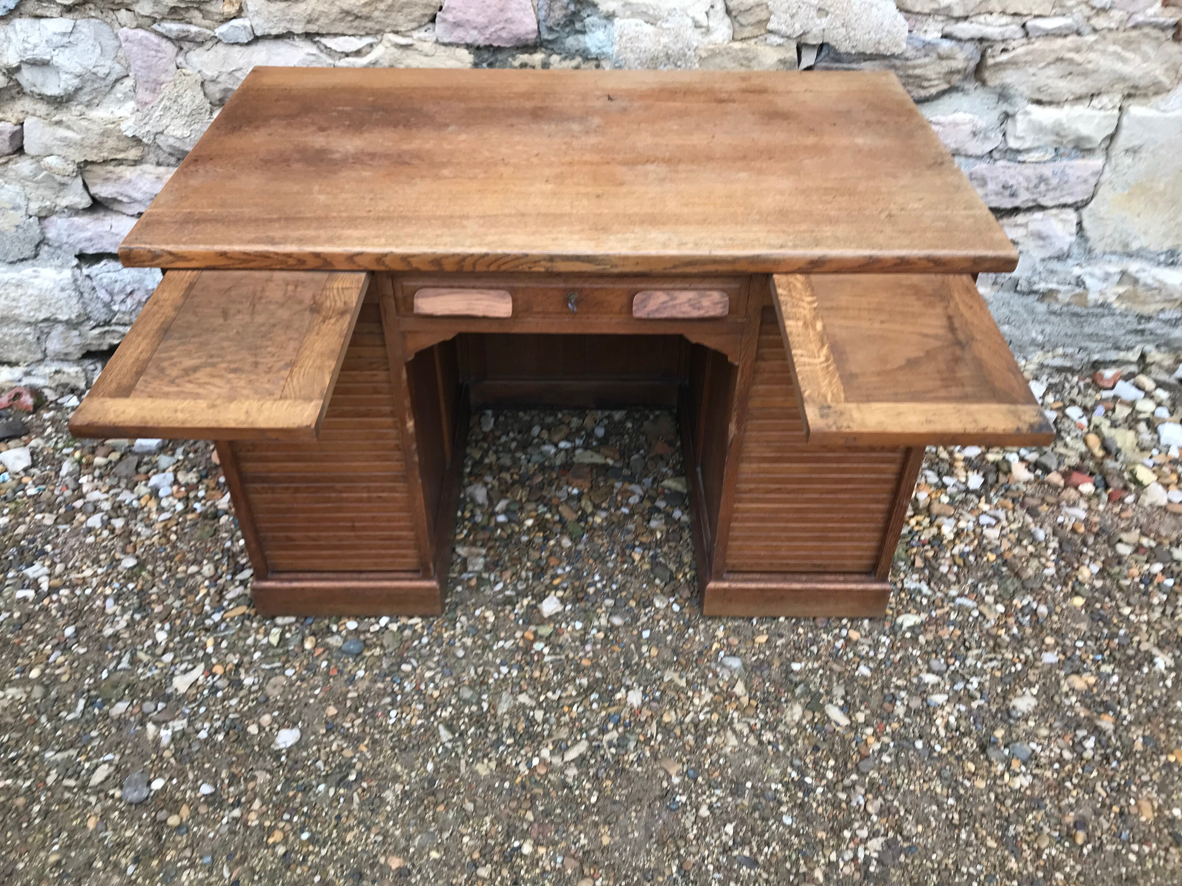 Desk administrative old oak to curtains