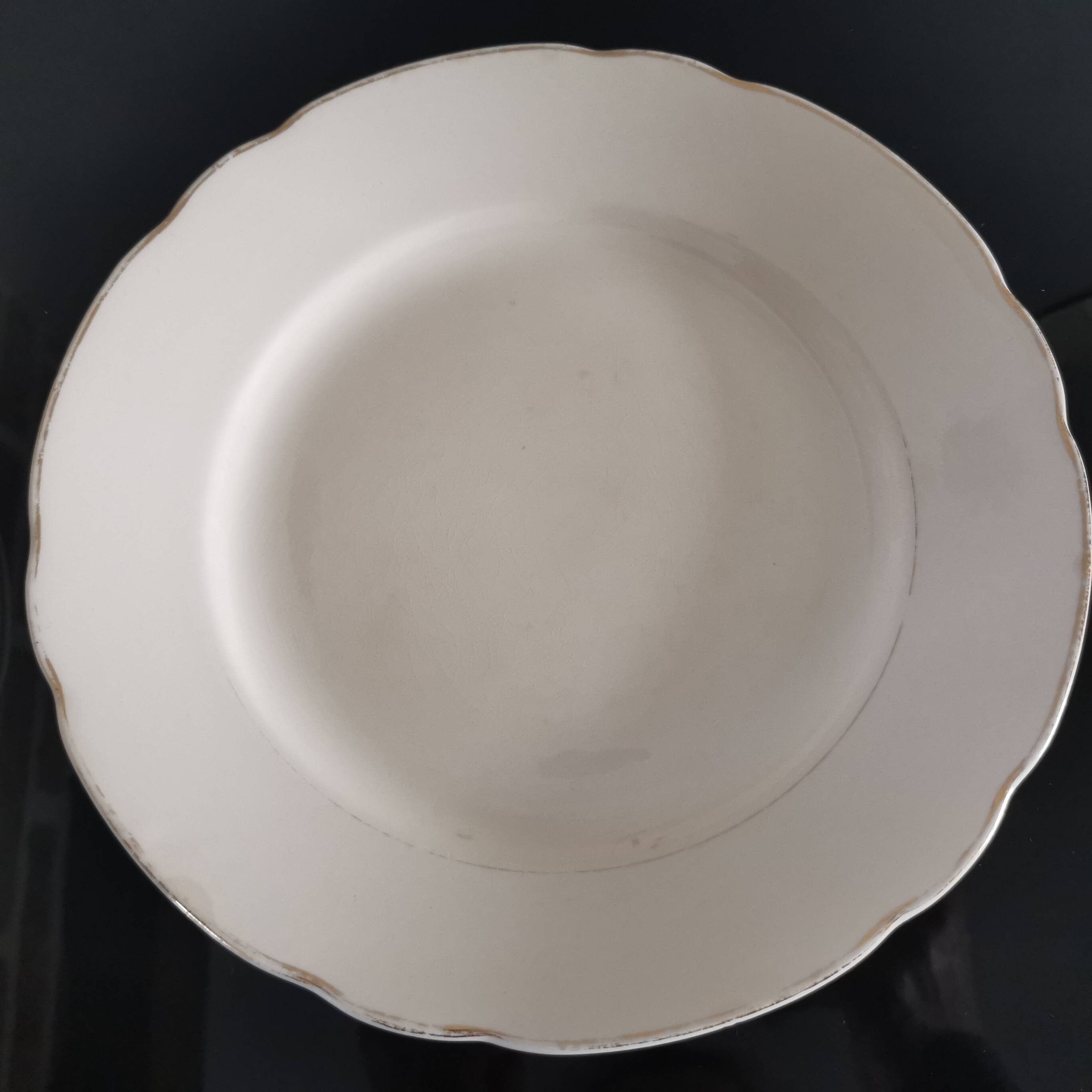 Set of 6 Villeroy and Boch flat plates in ivory color and gold edging