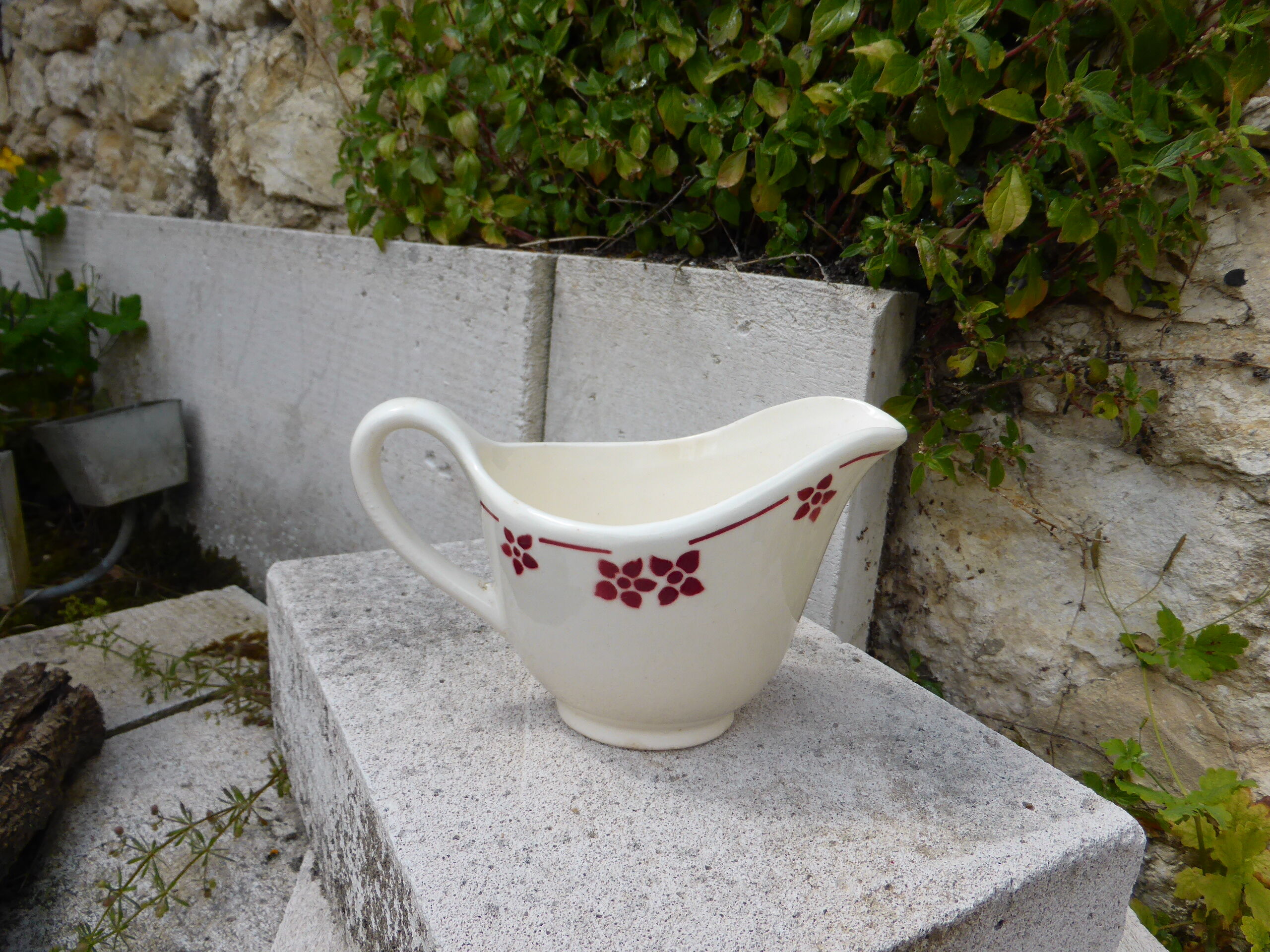 Sauciere in faience with red flowers, KG Luneville, France, Art Deco