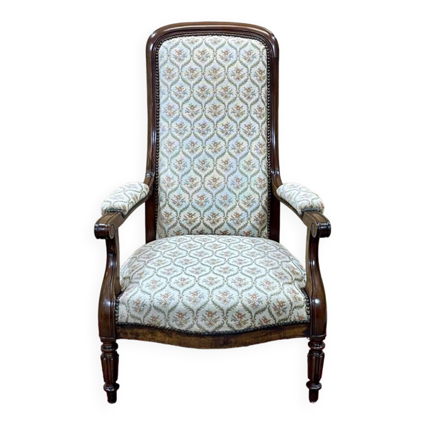 Fauteuil Voltaire du XIXème en noyer - L=68cm, P=78cm, H=1m07, H assise=40cm.