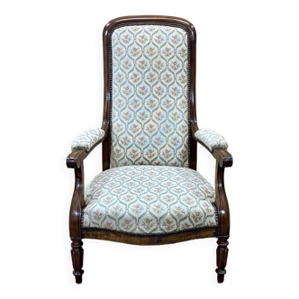 Fauteuil Voltaire du XIXème en noyer - L=68cm, P=78cm, H=1m07, H assise=40cm.