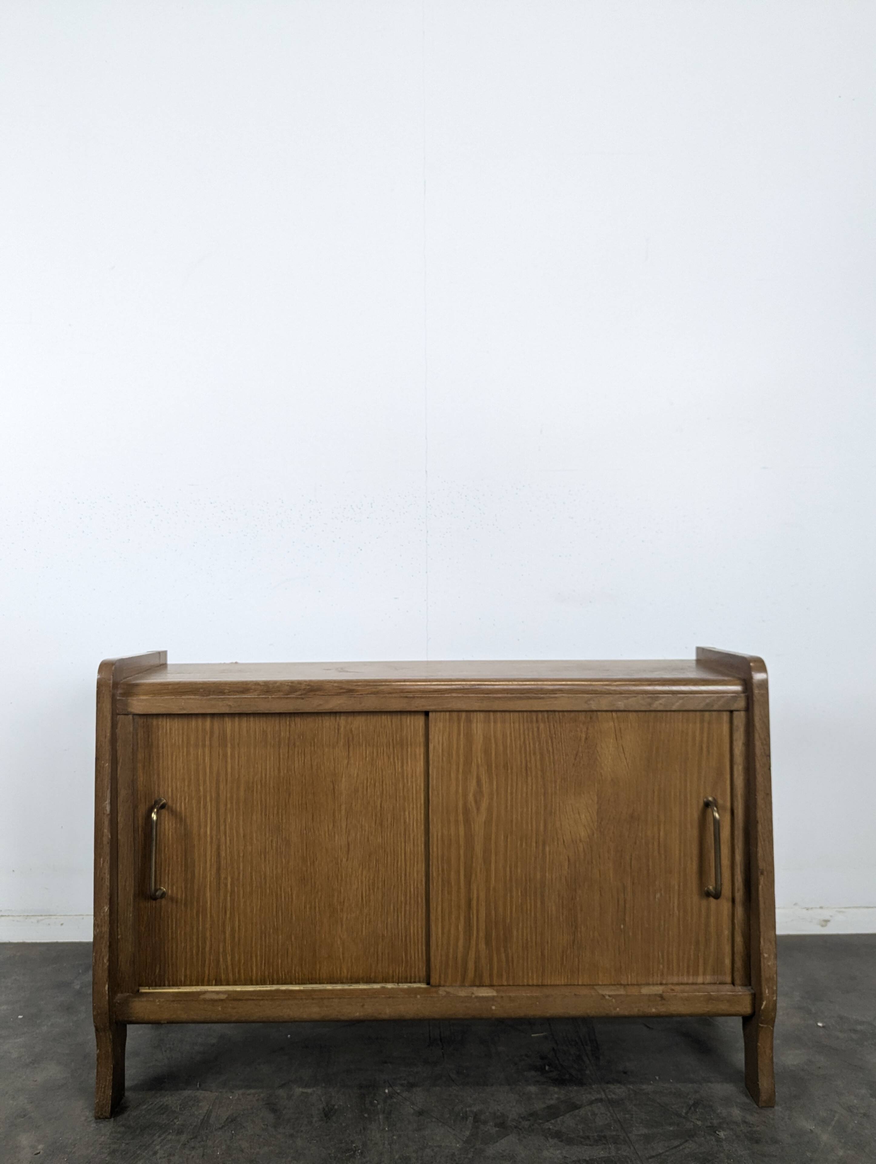 Buffet moderniste en chêne à porte coulissante