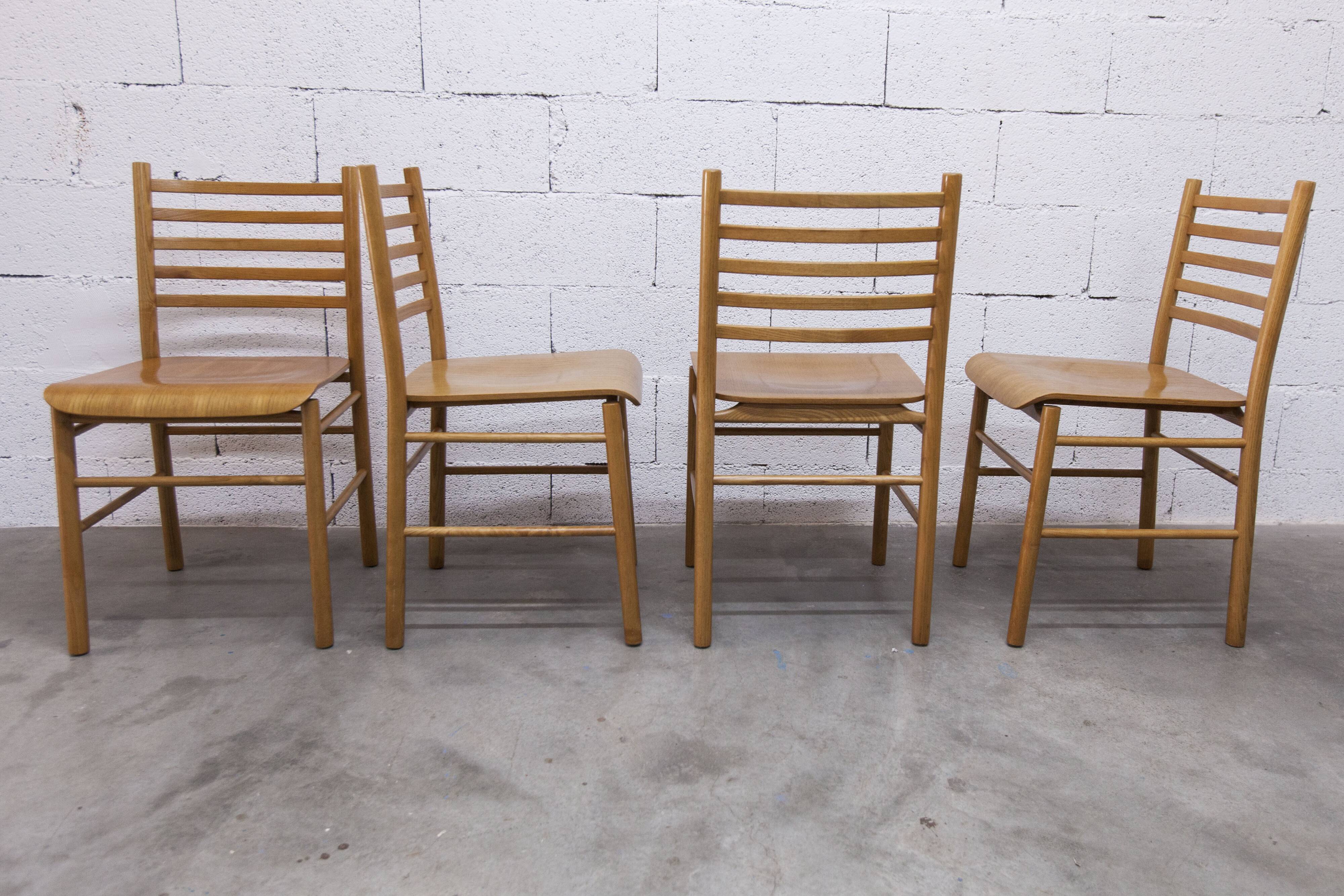 Danish ensemble transformable table 114 cm / 154 + 4 modernist chairs from the 1970s.